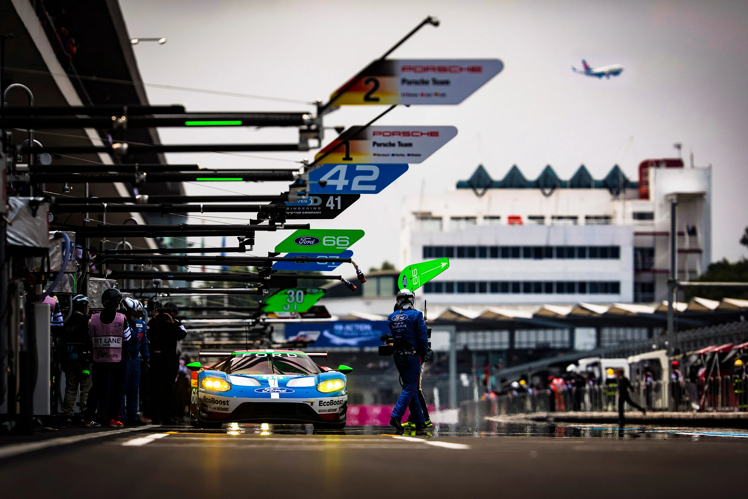 #66 Ford GT pit stop