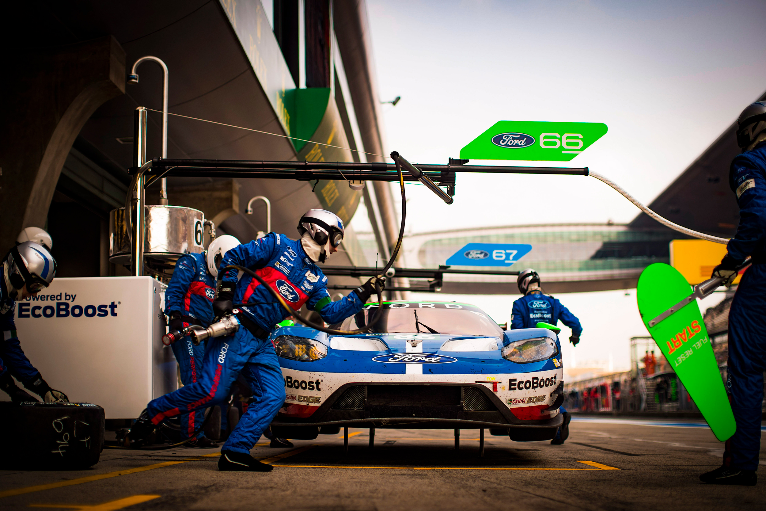 #67 Ford GT pit stop