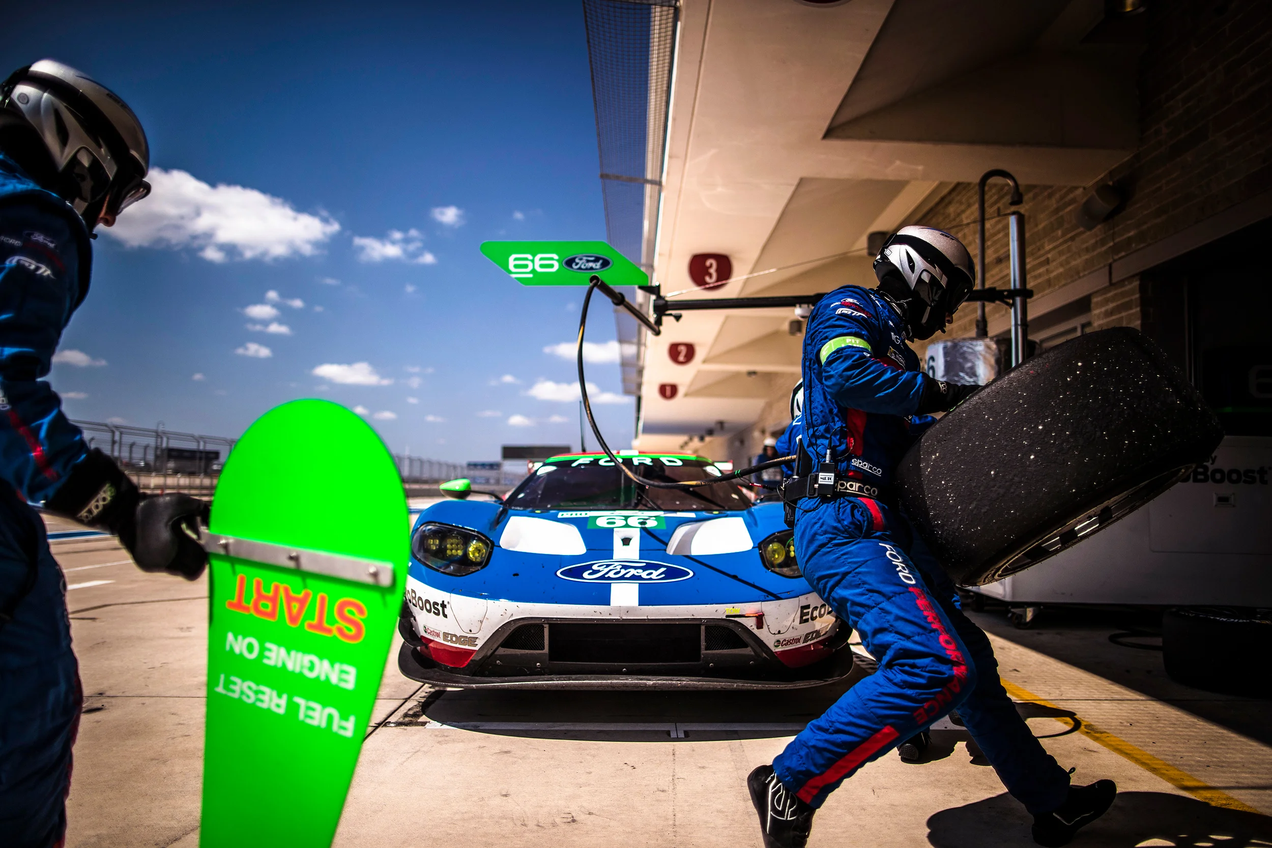 #66 Ford GT pit stop