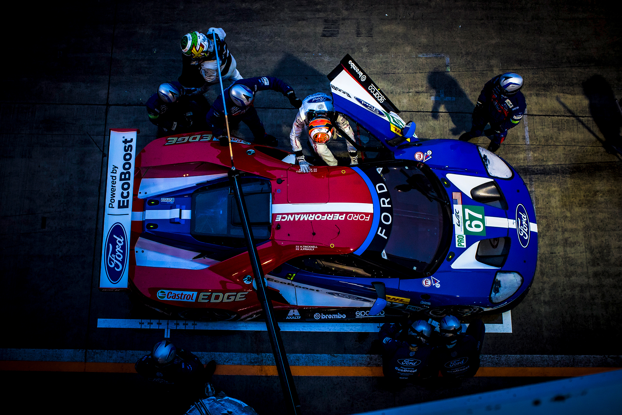 #67 Ford GT pit stop