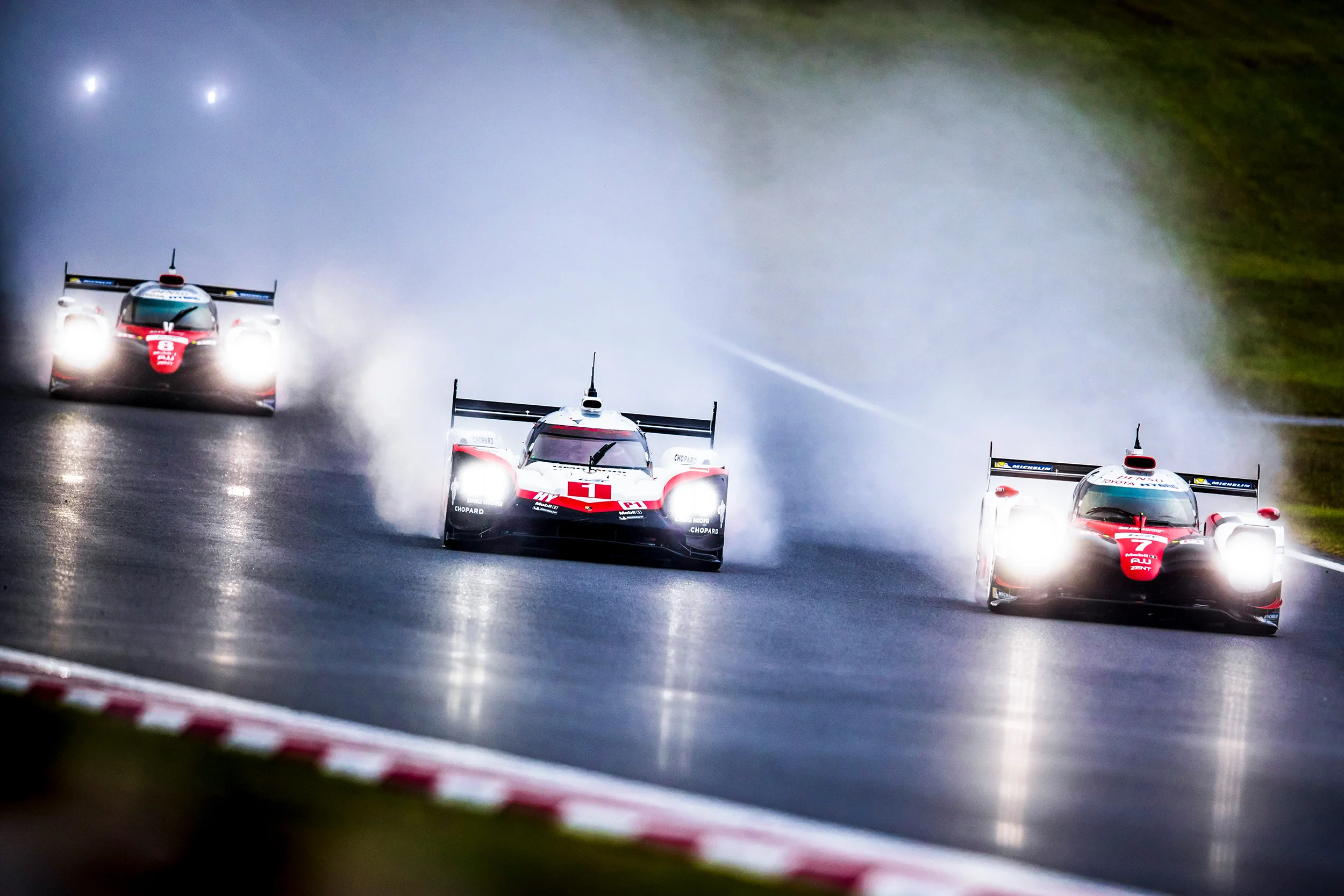 Mike Conway, Toyota TS050, Andre Lotterer, Porsche 919 and Kazuki Nakajima, Toyota TS050