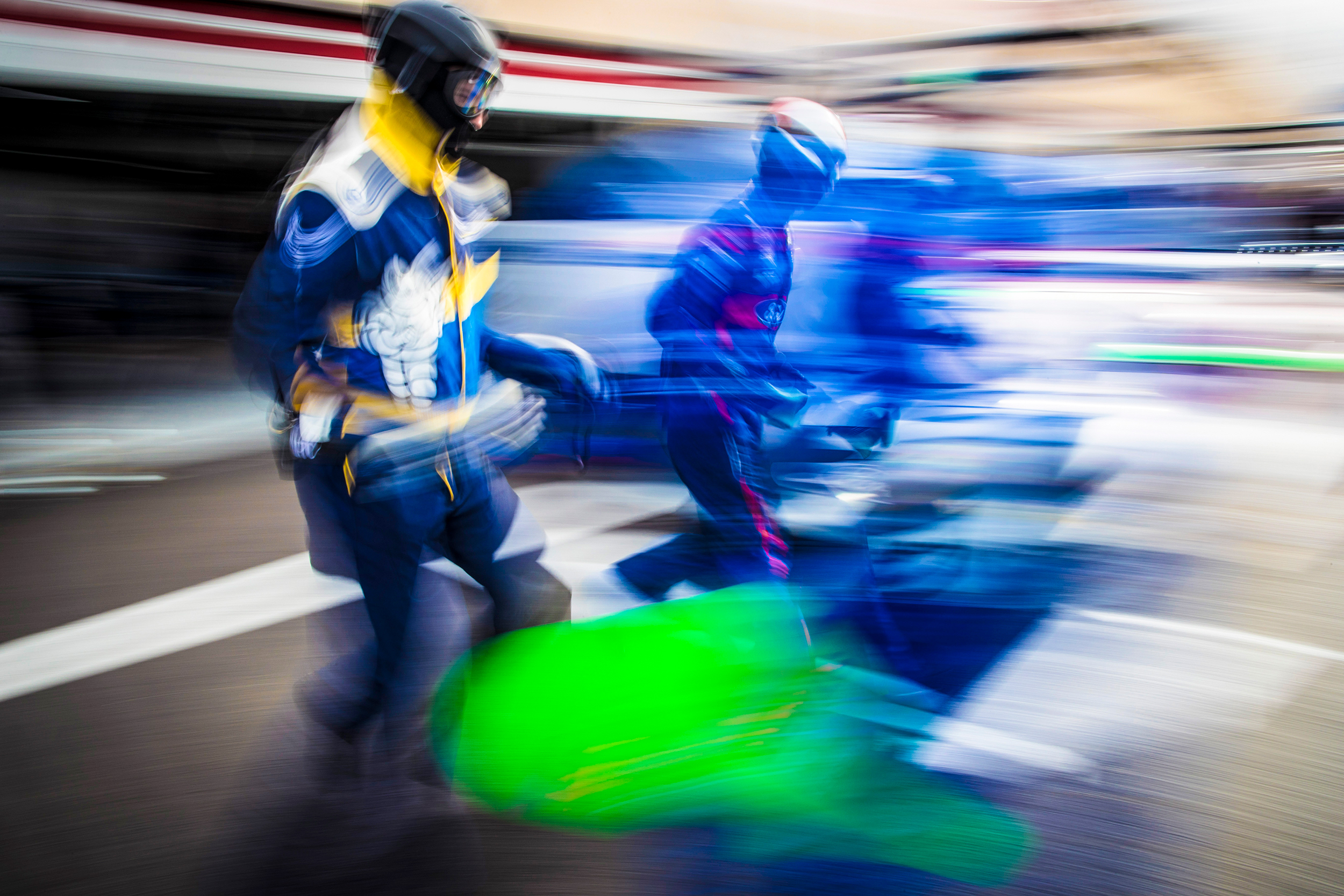 #66 Ford GT pit crew