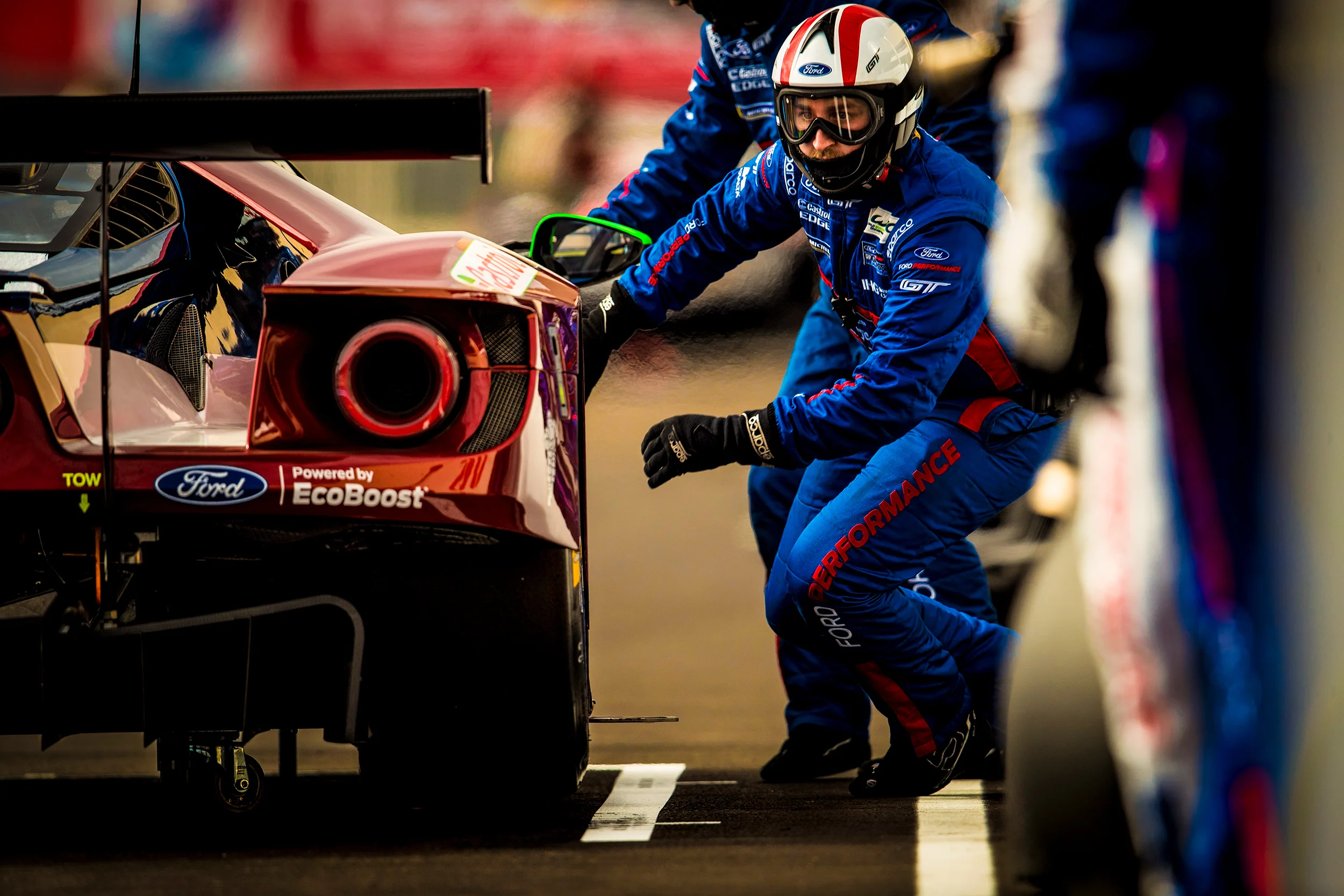 #66 Ford GT pit crew