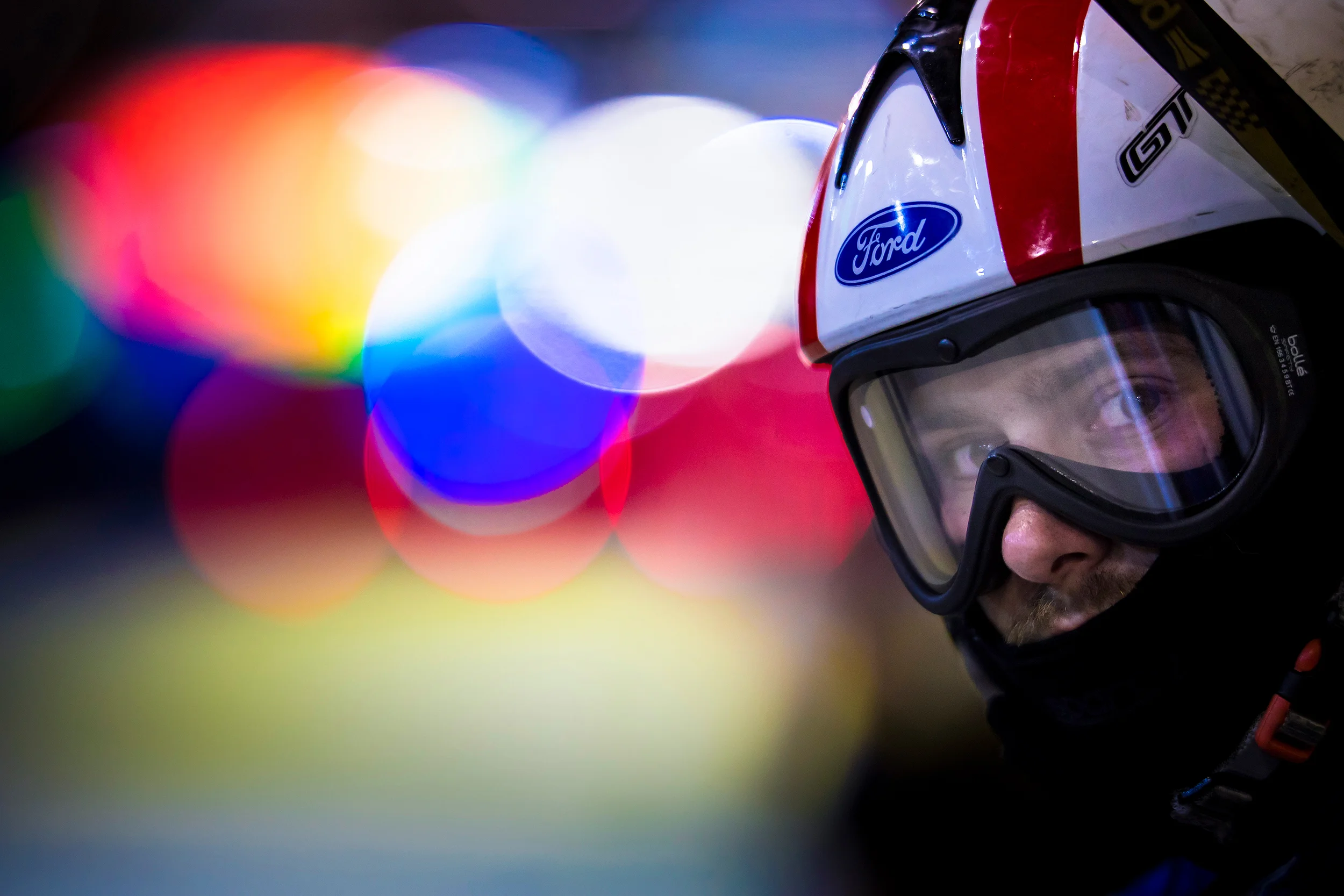 #67 Ford GT pit crew