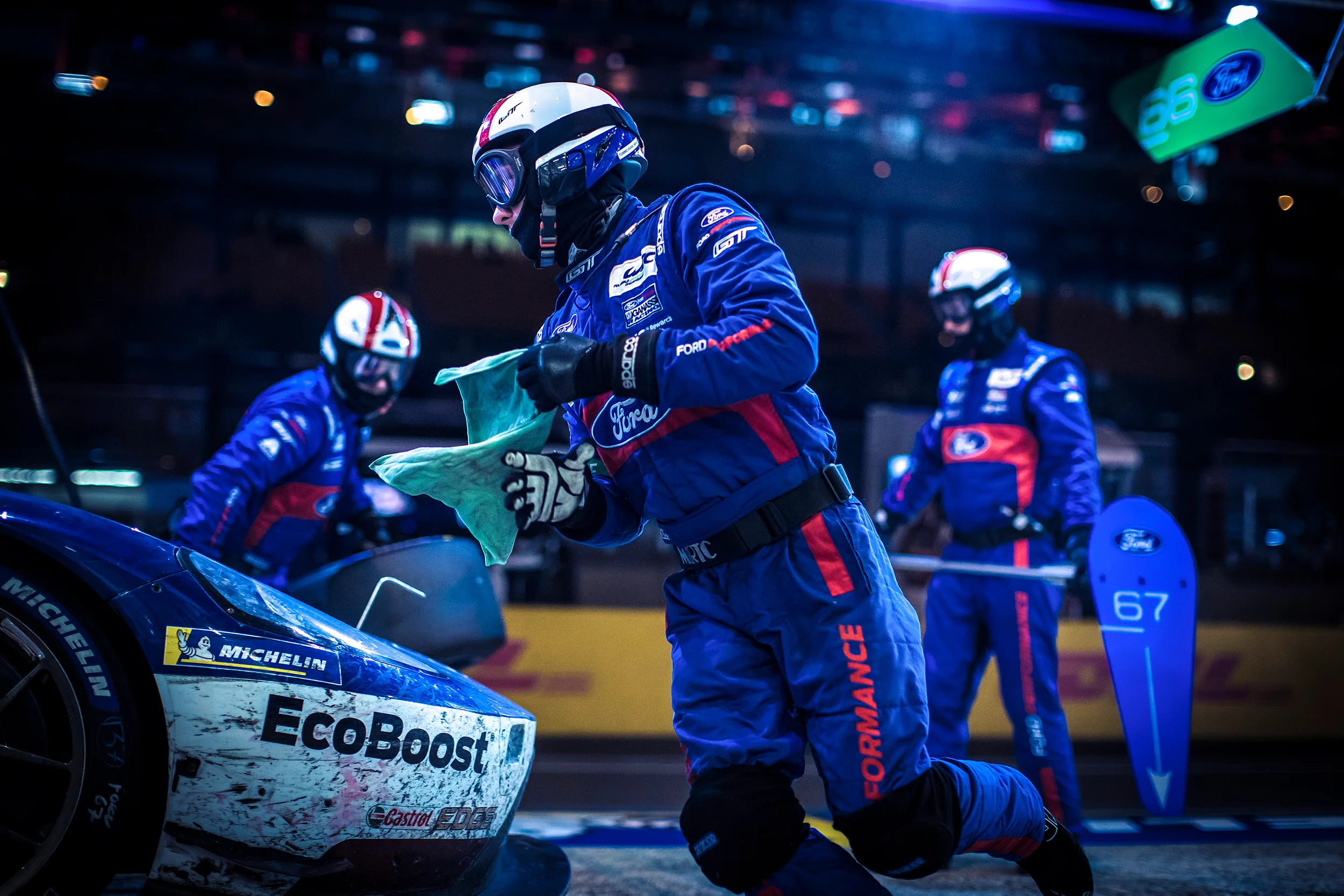 #66 Ford GT pit stop