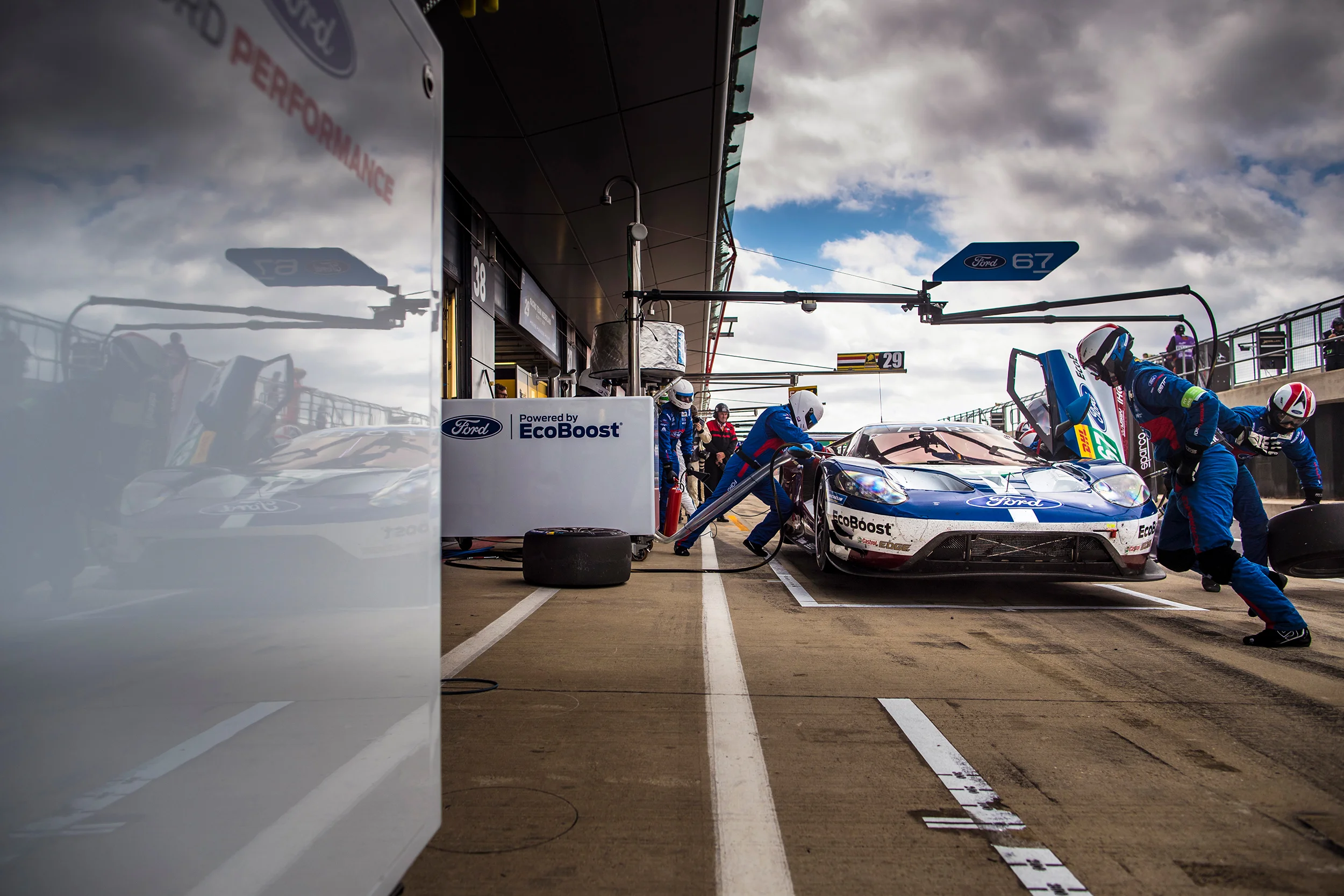 #67 Ford GT pit stop