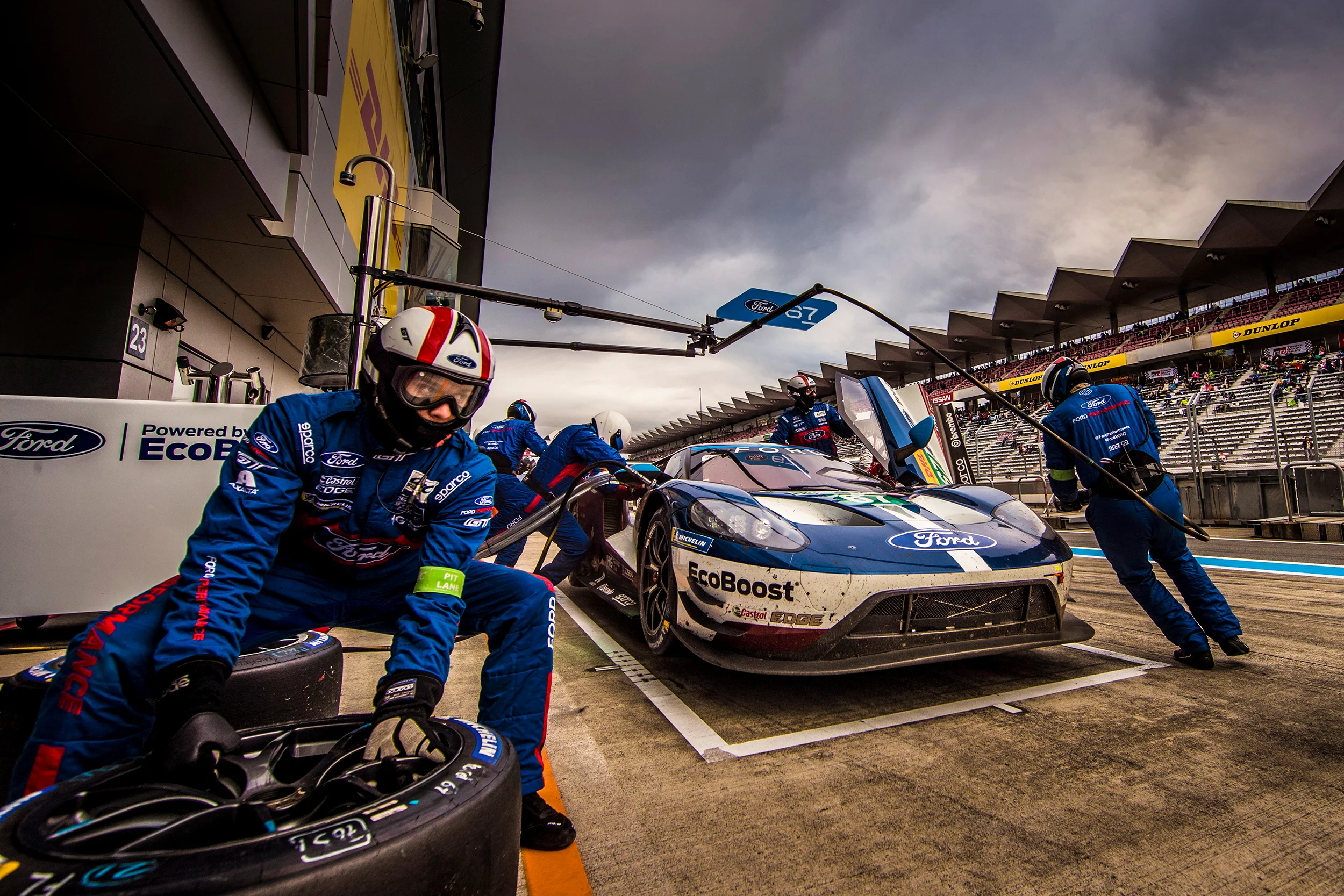 #67 Ford GT pit stop
