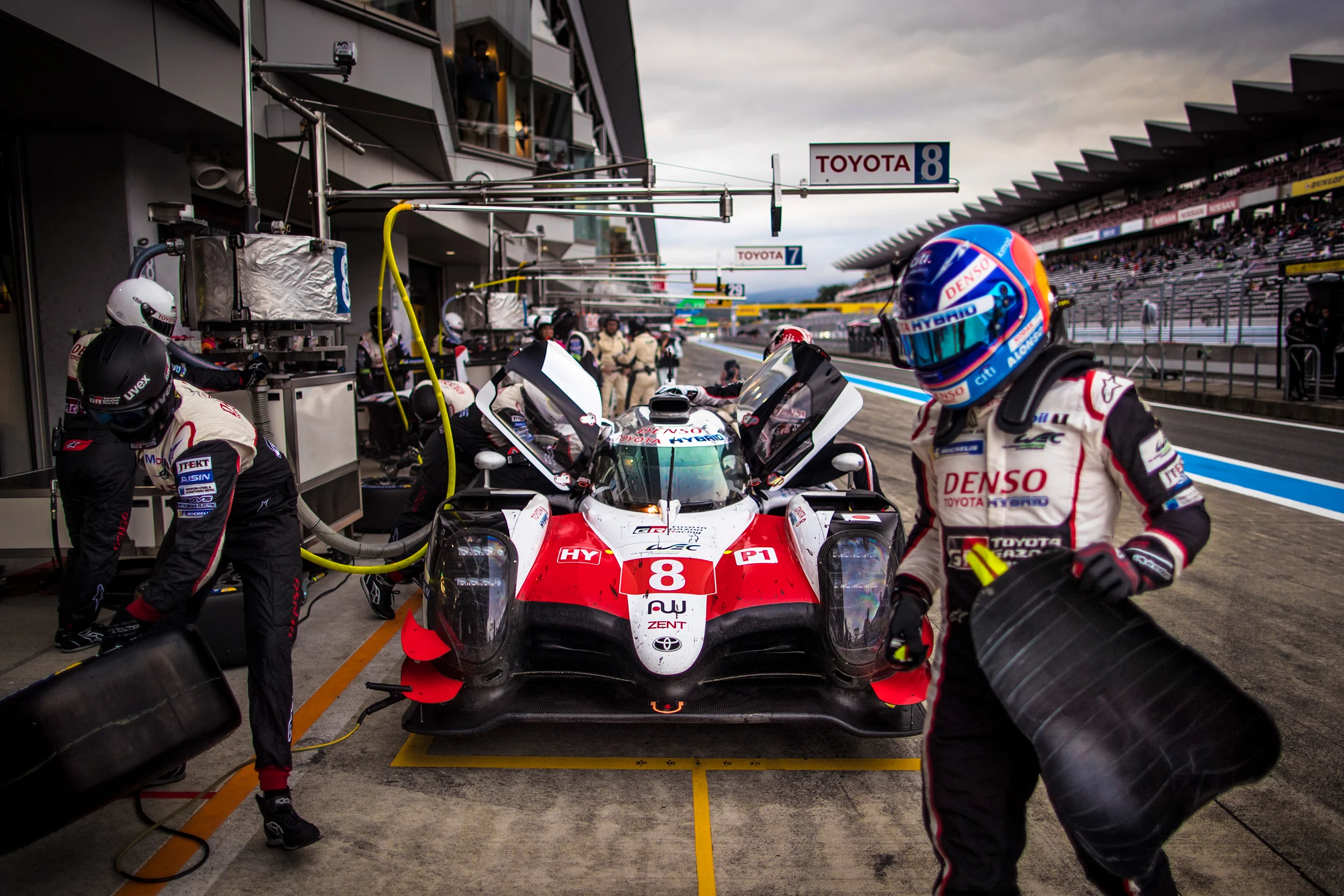 #8 Toyota TS050 pit stop