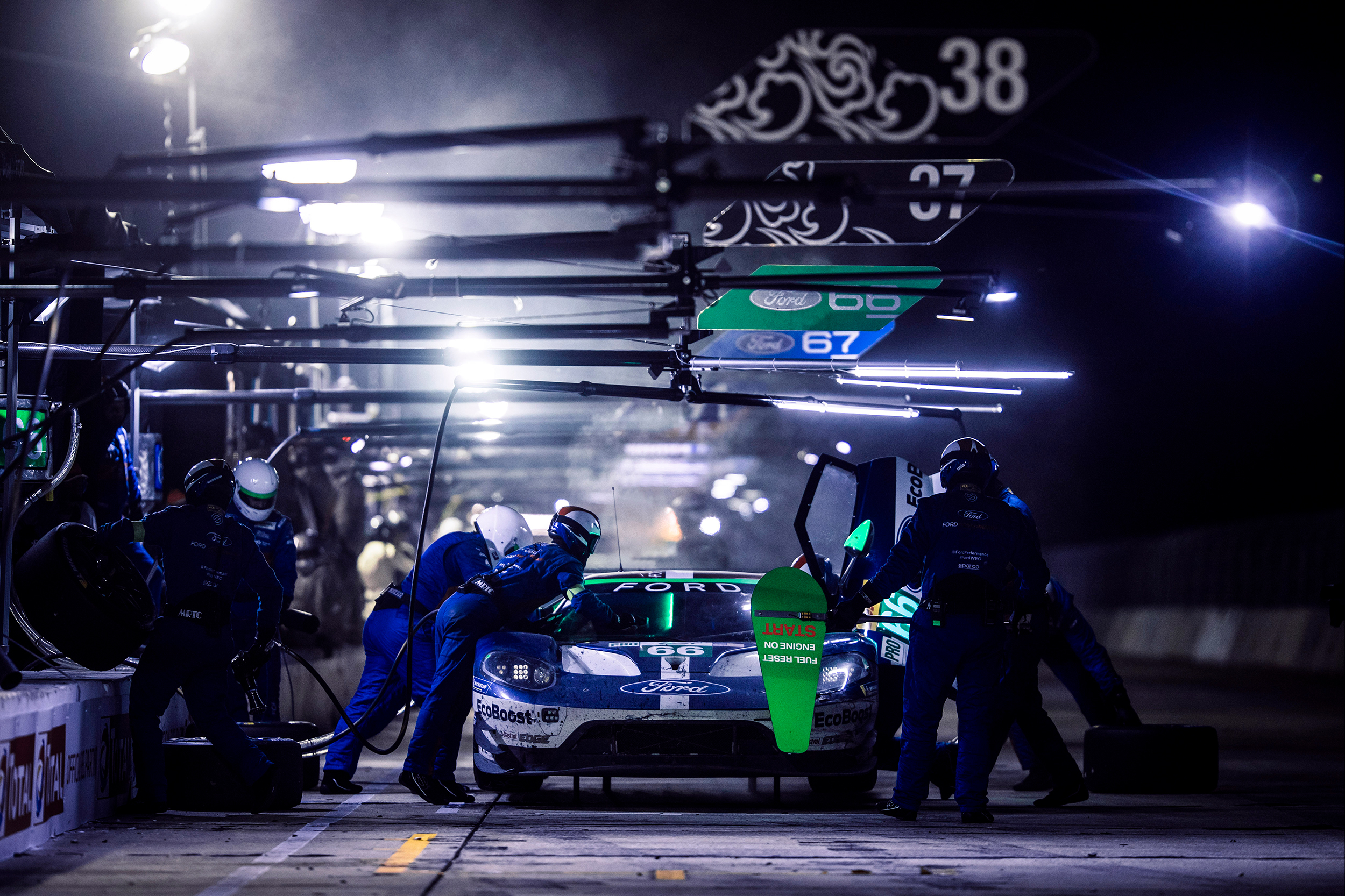 #66 Ford GT pit stop