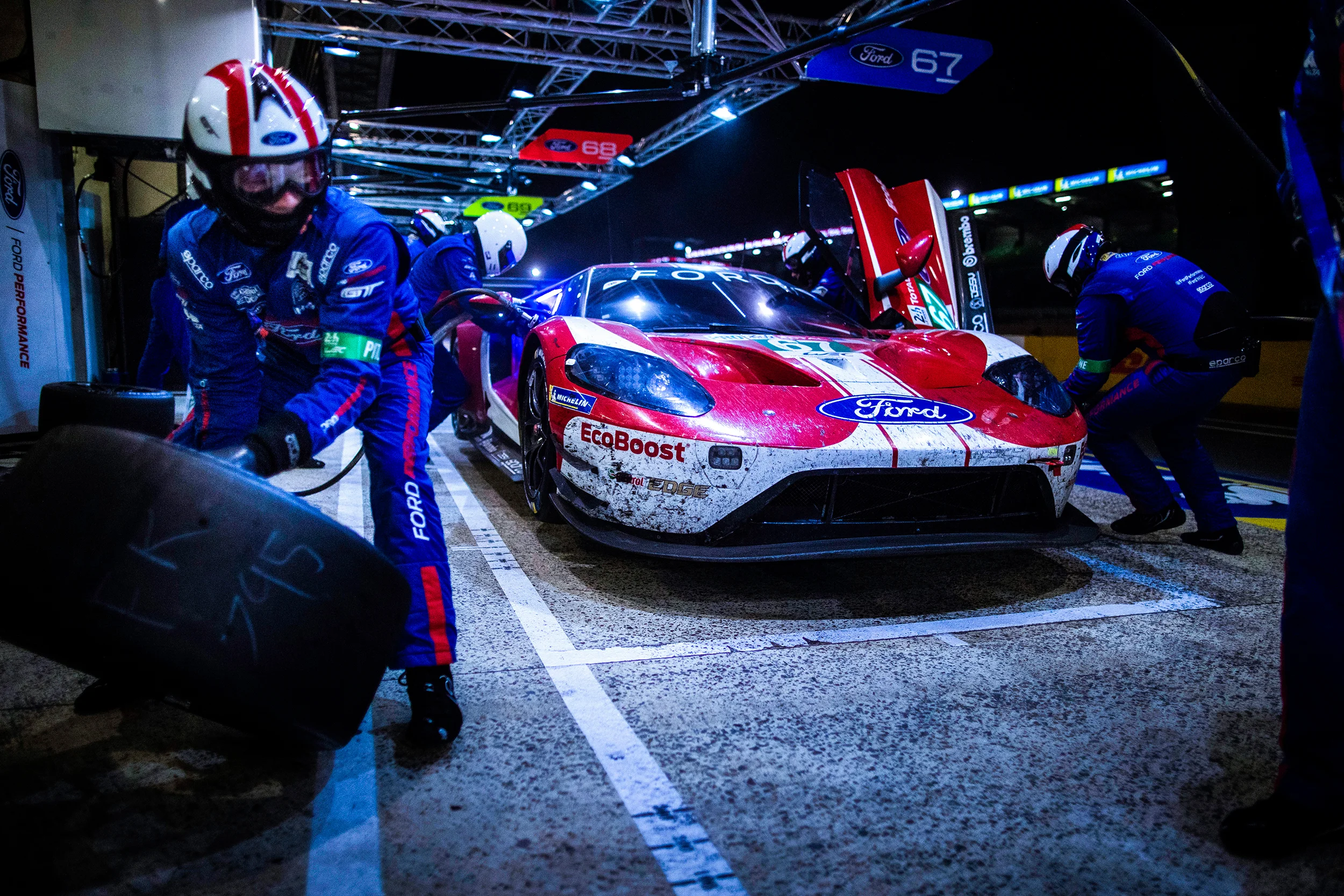 #67 Ford GT pit stop