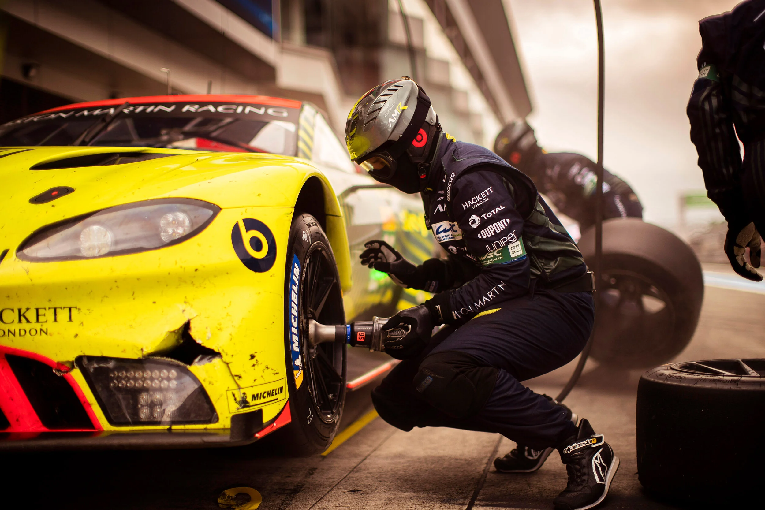 #95 Aston Martin Vantage pit stop