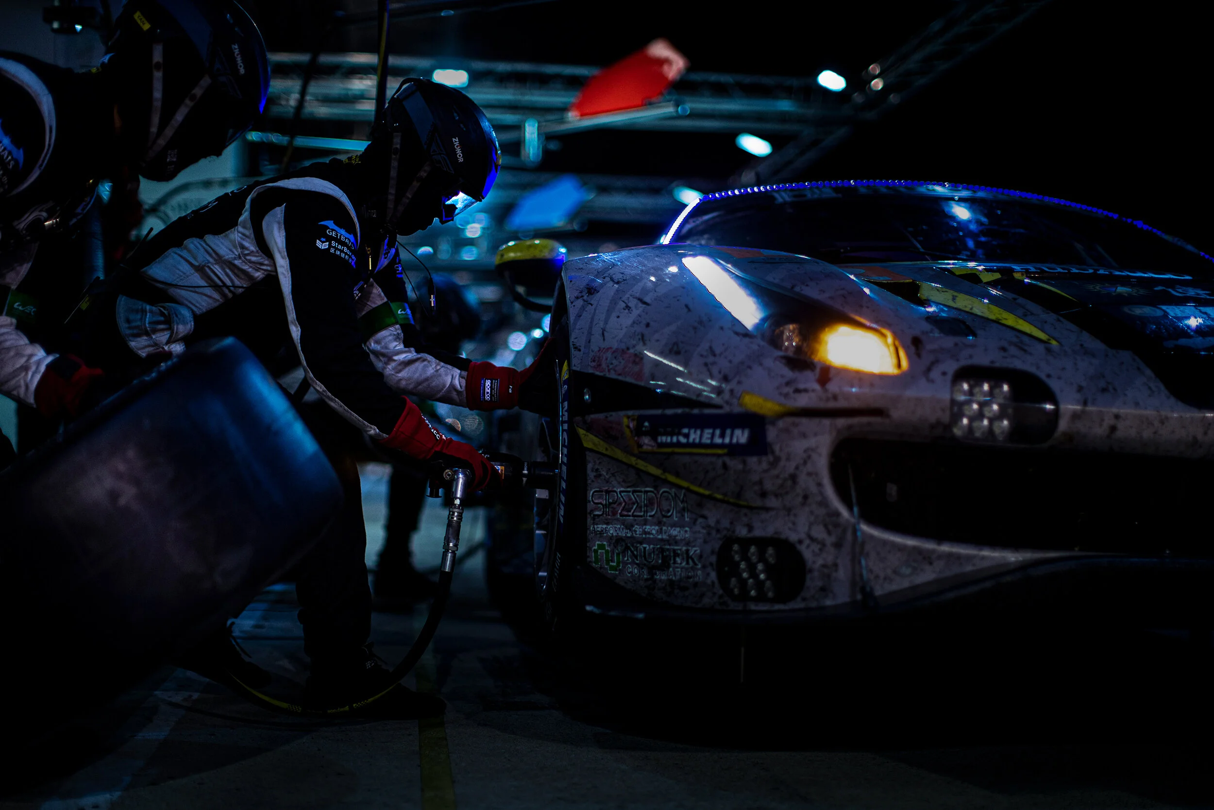 #72 Ferrari 488 GTE EVO pit stop
