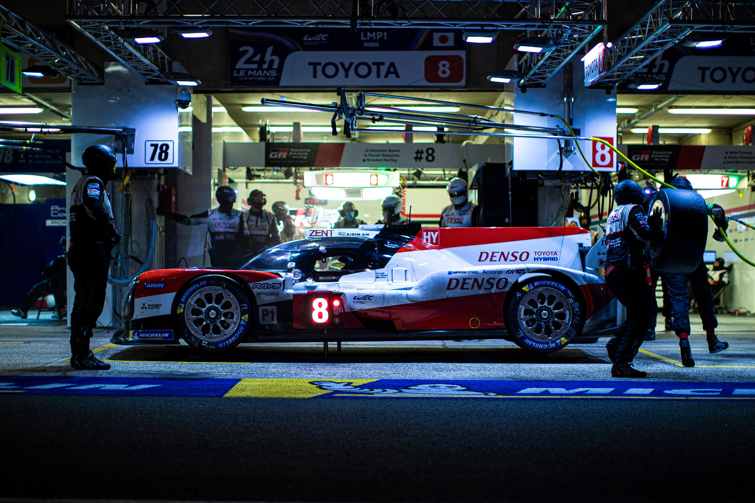 #8 Toyota TS050 pit stop