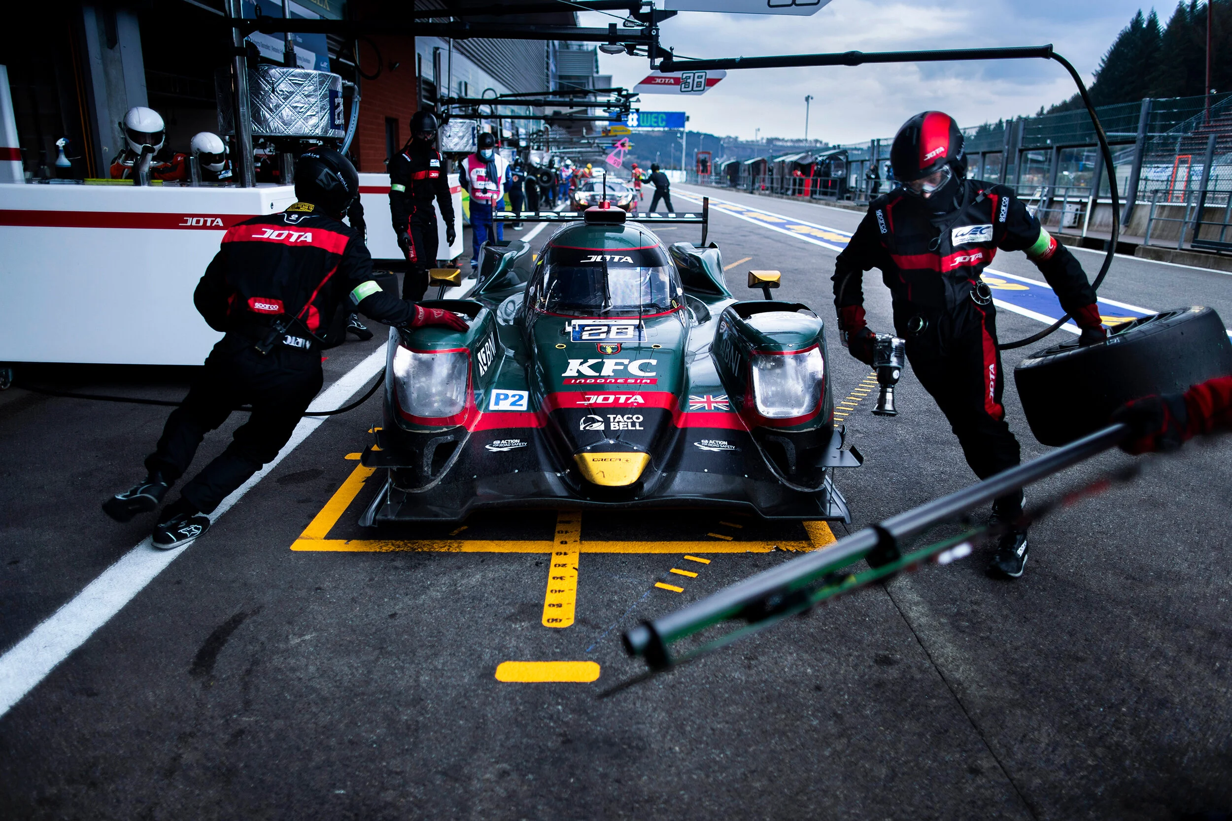 #28 Jota Oreca 07 - Gibson pit stop 