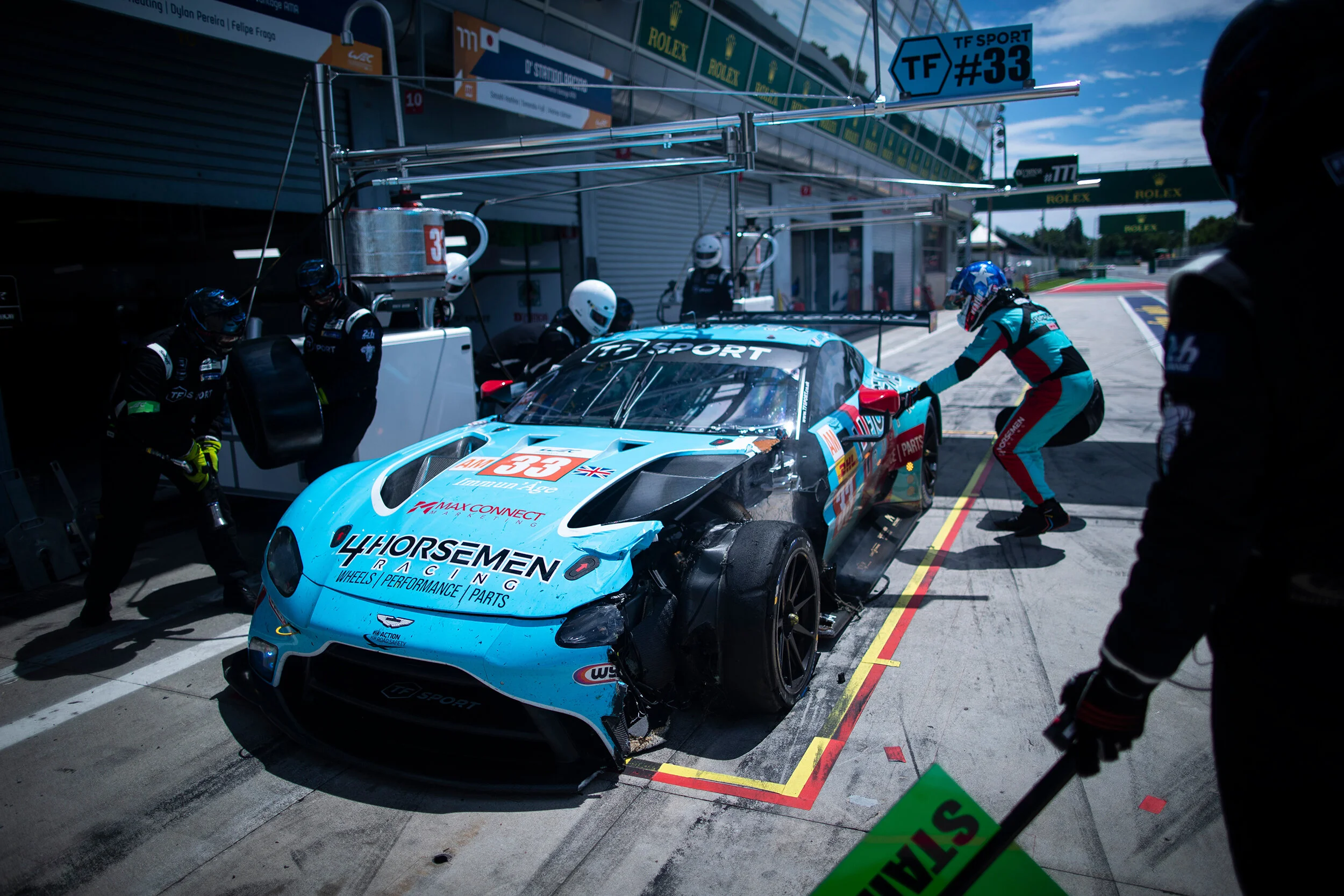 #33 Aston Martin Vantage pit stop