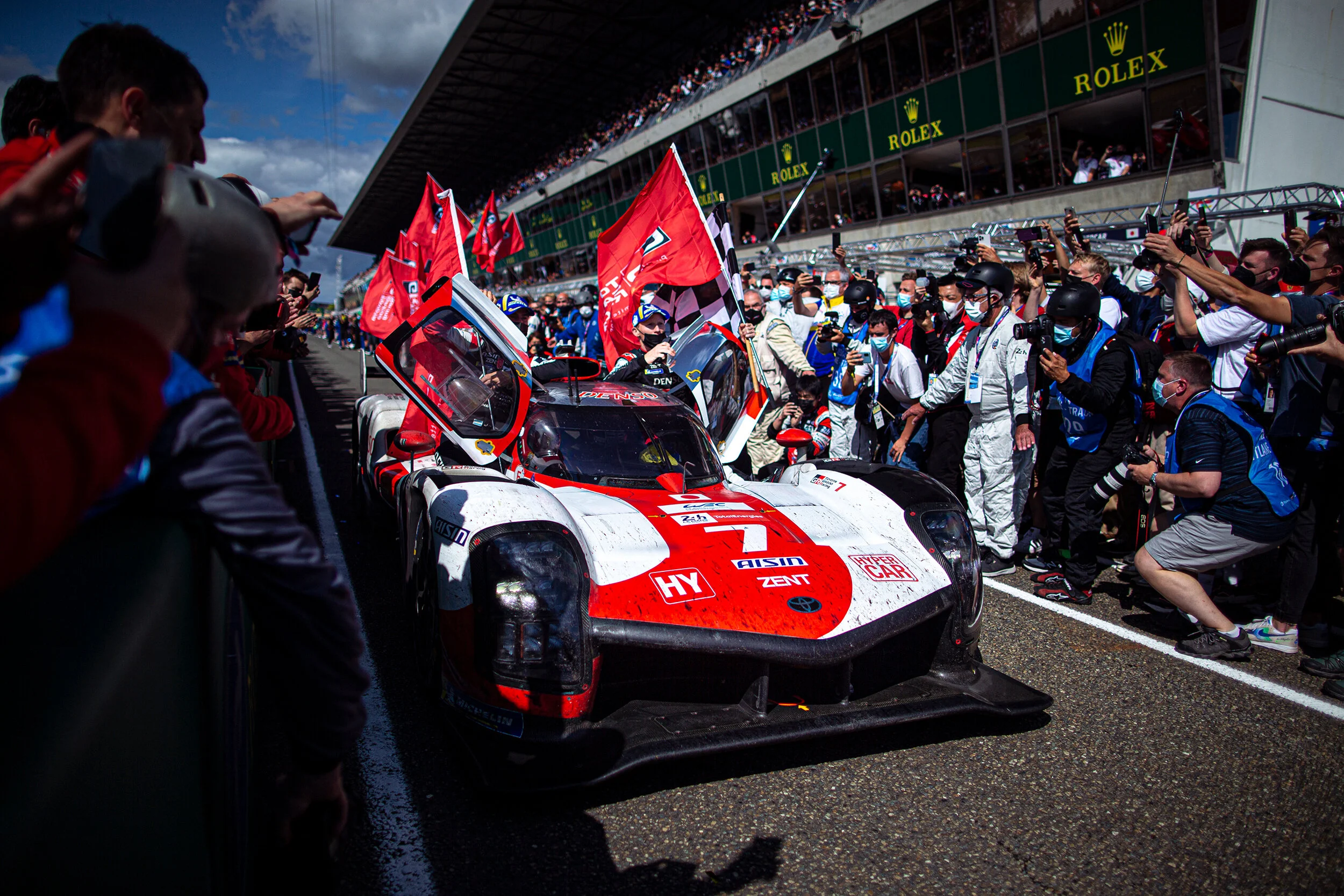#7 Toyota crew celebrate victory