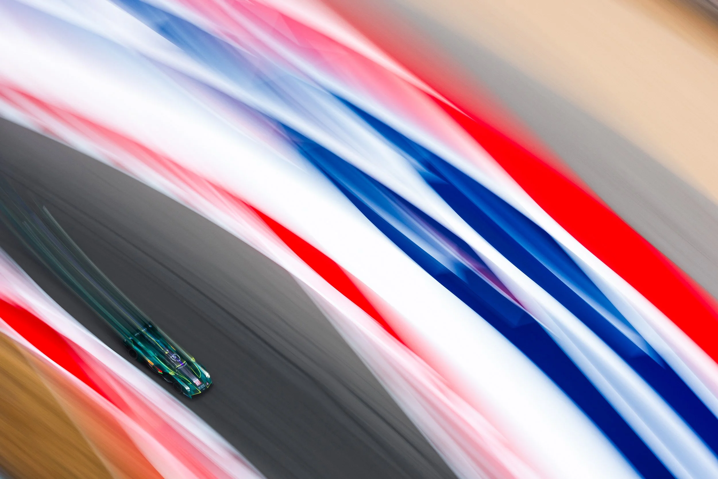 WEC526_090412245203064DG.jpg
