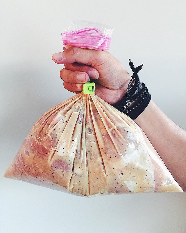 I’ve been working on a Vietnamese pork loins recipe for this week’s dinners (stay tuned for the recipe tomorrow)! ✨🍽✨ Here’s a tip for evenly and thoroughly marinated meat- combine meat and marinade in a durable ziploc bag and push out all the air from it. 💨 Then twist tie the bag so there is no more wriggle room in there! 😃 I used a bag clip from ikea. This ensures every bite of meat turns out flavorful. 🍖 🤤 .
.
.
.
.
.
.
.
.
.
#ikea #marinade #meat #marinated #meatlovers #cookingtips #pork #foodtip #foodhack #lifehack #grillmasters #foodies #vietnamesefood #vietnamesepork #lemongrass #tasty #jamieoliver #thịtheonướngxả