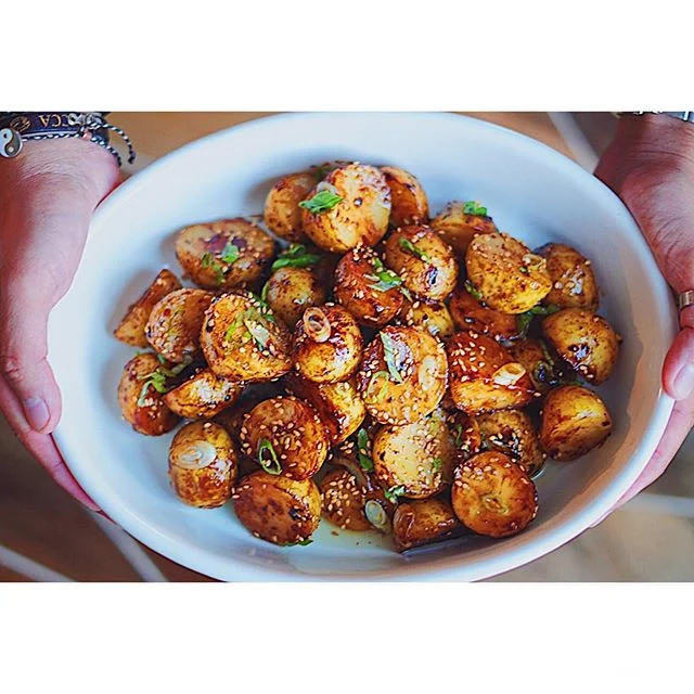 This week’s recipe is for my vegan and vegetarian friends! 🌱 This miso honey butter roast potatoes is made with vegan butter and packed with umami from the miso. Sub honey with agave if you don’t do honey! 🍯 Recipe up on my blog, site link in my bio. ✨🥔✨
.
.
.
.
.
.
.
.
.
.
.
.
.
.
.
.
.
.
.
.
.
#potatoes #roastedpotatoes #instagood #dinner #foodphotography #garlic #miso #honeybutter #butter #vegan #vegetarian #veganrecipes #vegetables #foodies #dinner #subtleasianeats #subtleasiancooking #tastyfood #saveurmag #f52grams #munchies