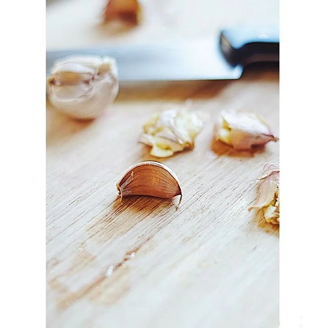 I’ve decided to make Tuesday’s about sharing mini tips and basic tutorials that have helped me out a lot in the kitchen! Plus- Tuesday and Tip have a nice ring to it! 😆 Today’s tip is how to crush garlic quickly and efficiently! 😀
.
.
.
First lay a garlic clove in its flat side. Then lay your kitchen knife flat on top of garlic clove. Using a fist and grabbing the handle of your knife firmly give the top of the knife (blade facing away from you) a quick pound. This is a great way to begin mincing #garlic! 🙌🏼
.
.
.
.
.
.
.
.
.
.
#garlicclove #tips #foodtip #cooking #homecook #culinary #culinaryarts #foodpic #foodphotography #vsco #knife #tutorial #foodtutorial #wavingtreesblog #homecooking #foodstagram