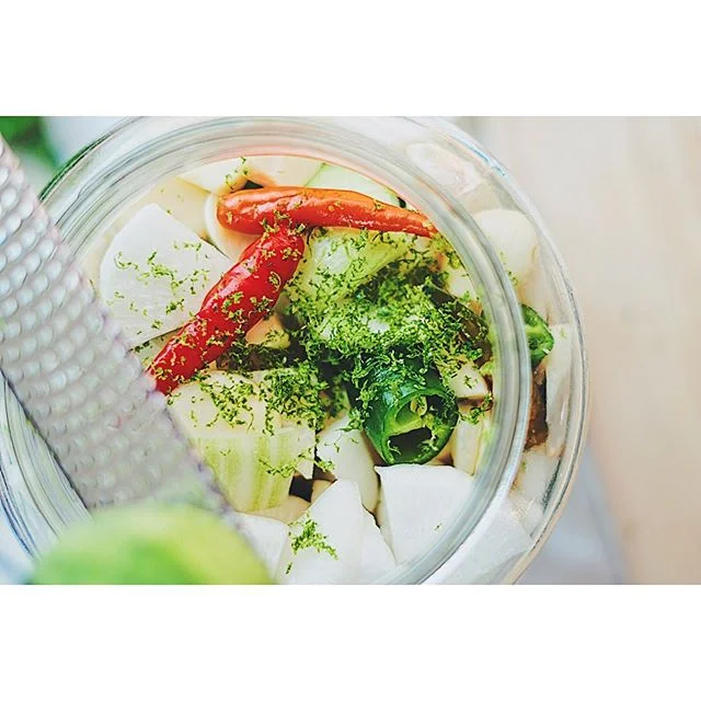 A sneak peak into this week’s tangy and savory recipe! Stay tuned~ Hint: it goes well with korean bbq! 😊
.
.
.
.
.
.
.
.
.
.
.
.
.
.
.
.
.
.
.
#koreanfoods #koreanfood #banchan #반찬 #요리 #한식 #cooking #ilovefood #foodporn #sidedish #eat #veggies #vegan #pickles #zest #sony #sonya6000
