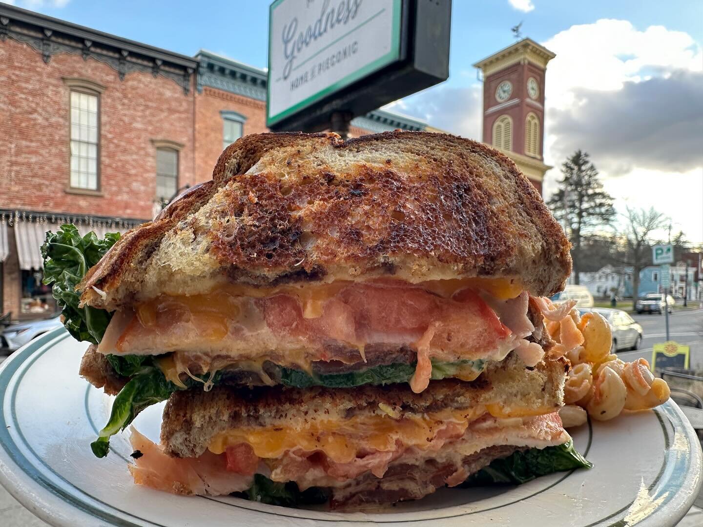 A cold day needs a hot sandwich!!

Turkey bacon cheddar melt with seasoned kale and a honey mustard dressing!

#sandwich #hotsandwich #lunch