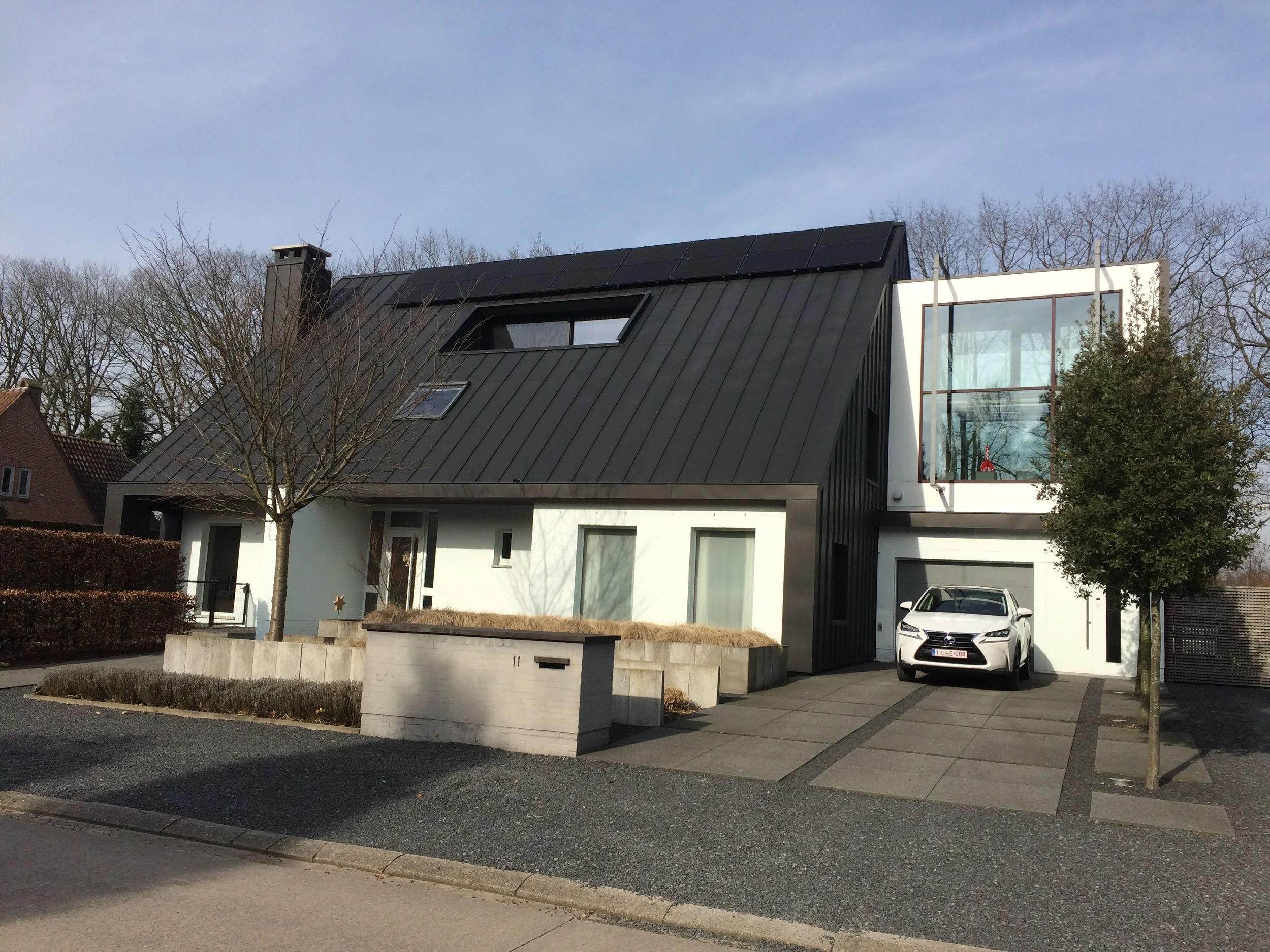   1603 S11An   doorgedreven dak- en gevelrenovatie met uniforme materialisatie in gepatineerd zink + integratie van inpandige terrassen en PV-panelen 