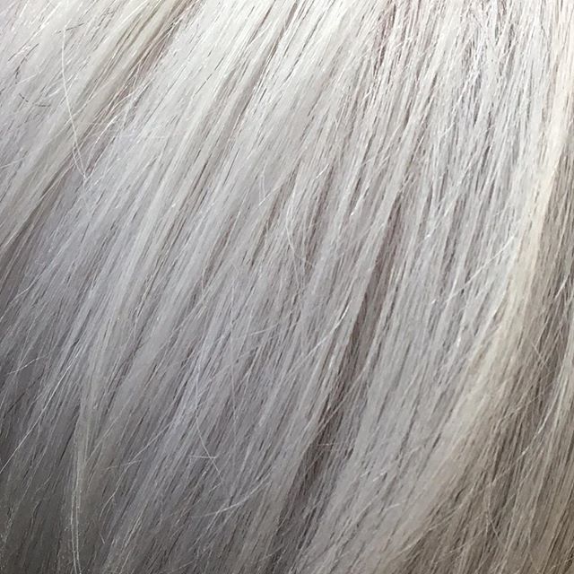 Does your natural white or gray hair turn yellow? Try lowering the temp on your styling tools and using  a violet based shampoo 💜 like Neuma Neublonde (swipe to see before) #hairtips #rosedistrictbrokenarrow #hairstylist #gray #grayhair @neumabeauty