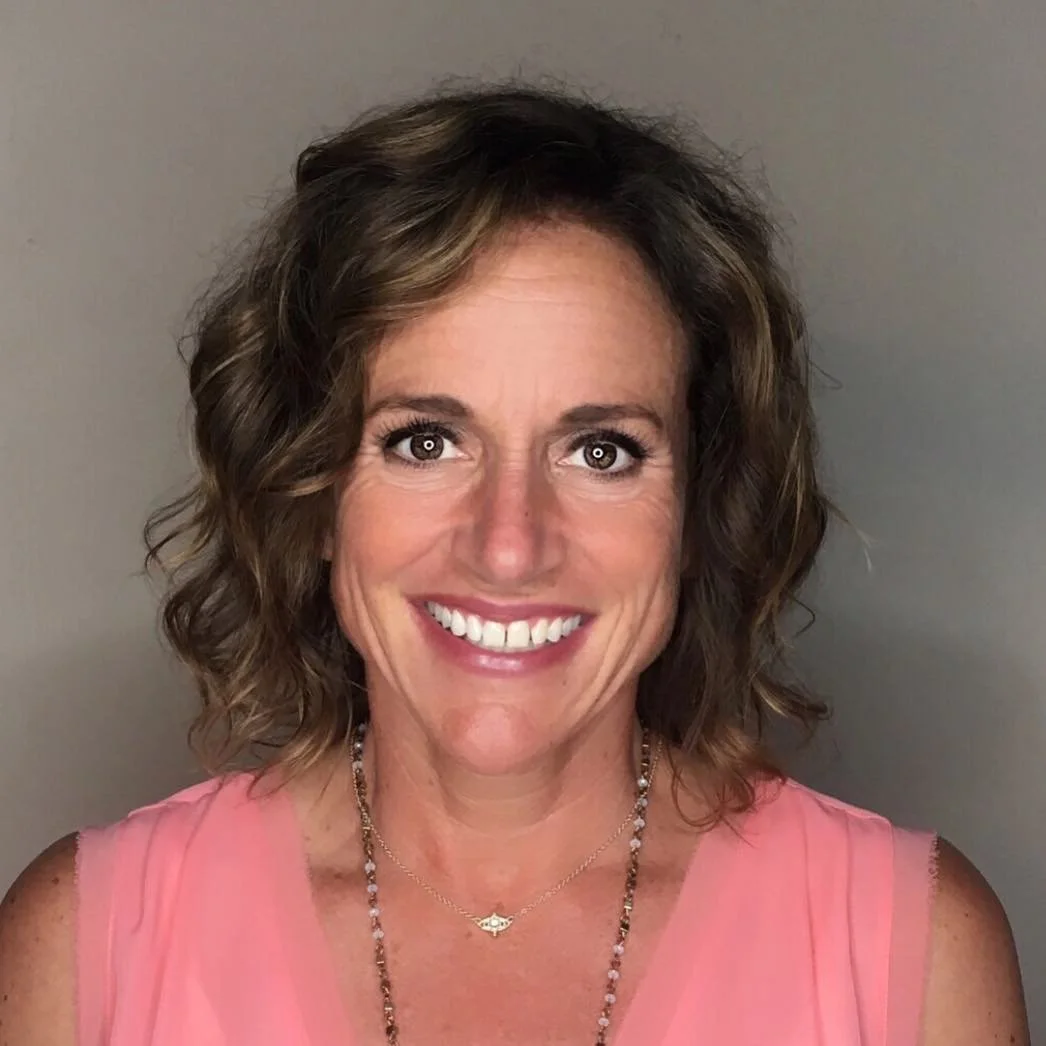 Curly hair tip *keep it moisturized to reduce frizz when the weather gets colder 🌈#themoreyouknow #naturalcurls #curlyhair #brunette #hairstylist #brokenarrow #rosedistrict @manestreetstudios @rosedistrict @olaplex