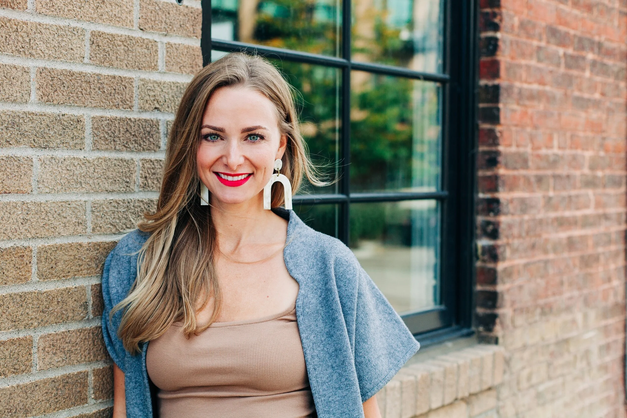 Meg, between two ferns.