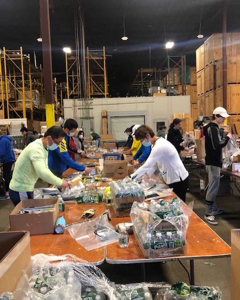 Stopped by Gentle Giant to visit with all the volunteers from the @mvsruns and other clubs assembling 70,000 goodie bags and food bags. Now that is a ton of work! They have to take all the stuff and stuff it all into the bags with all the other stuff