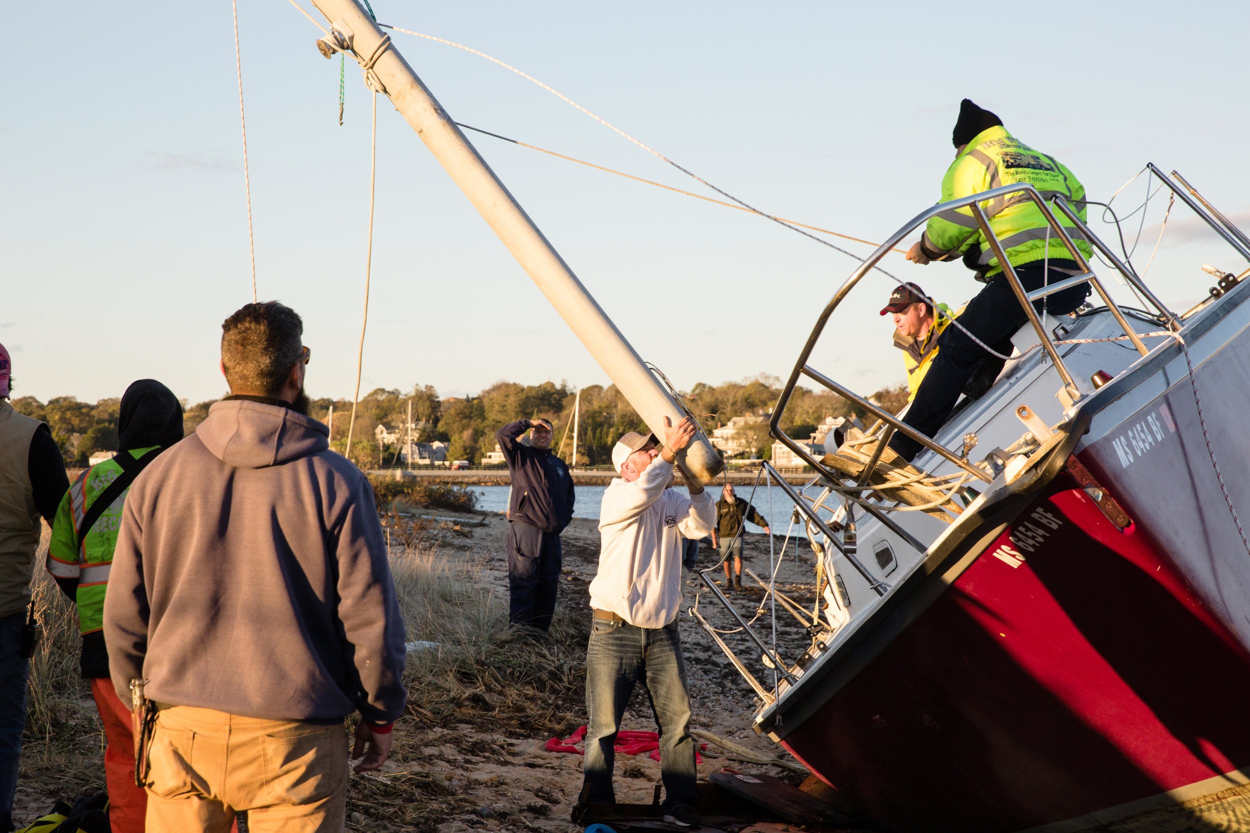  The mast is removed before loading the boat onto the trailer. 