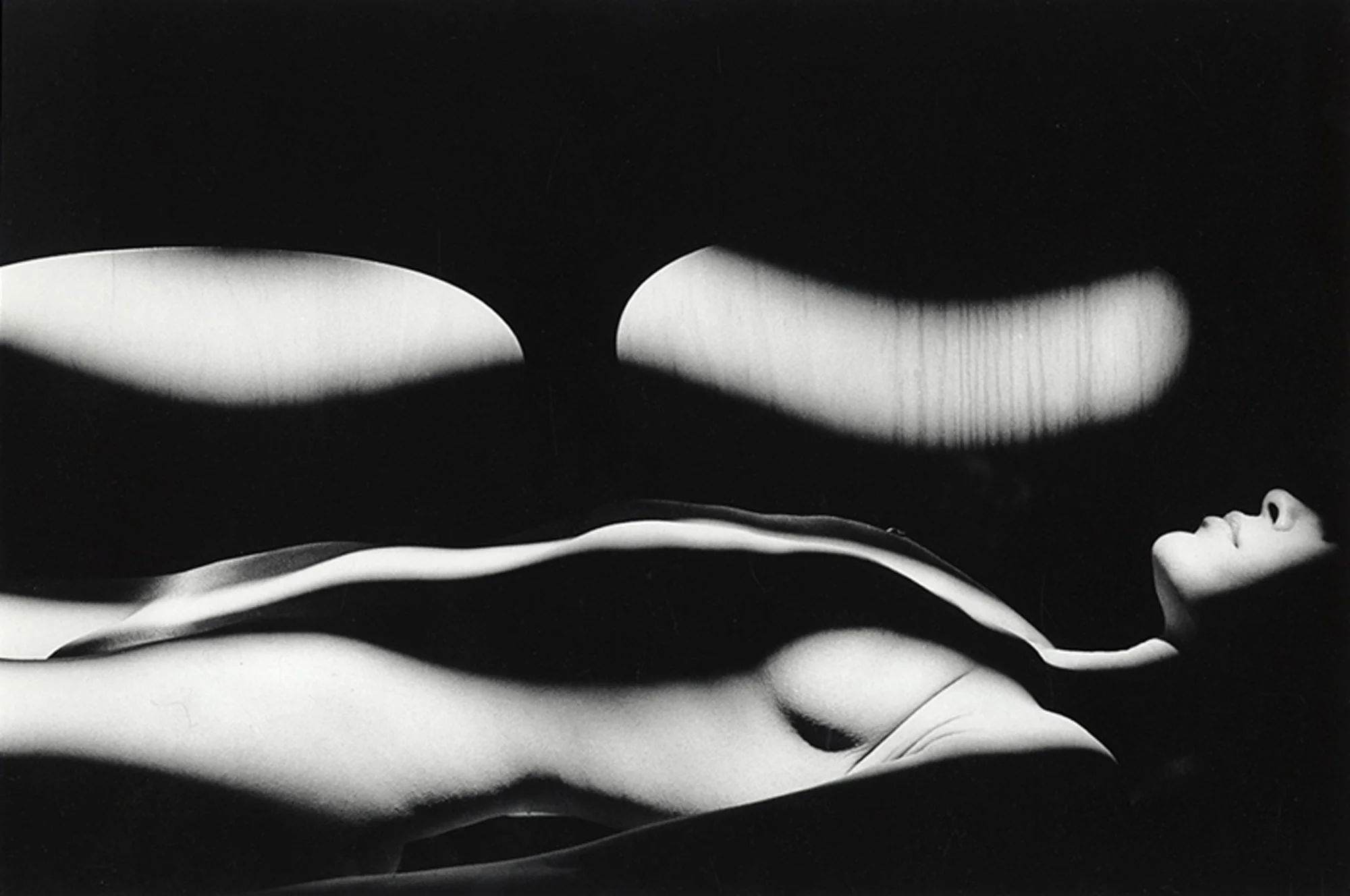 «Horizontal nude» av Ralph Gibson