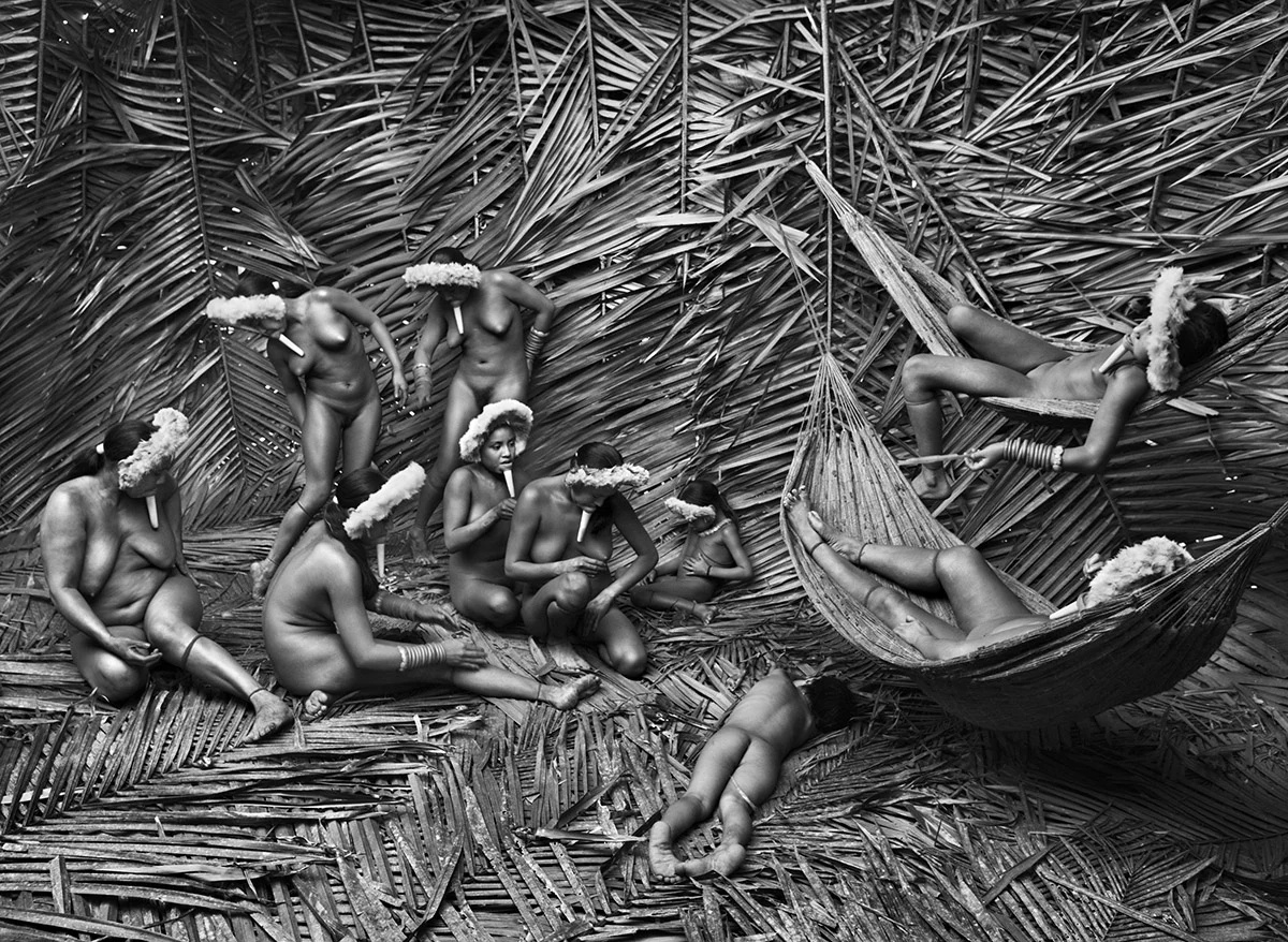 «Women in the Zo’é village of Towari Ypy color their bodies with the red fruit of the urucum» av Sebastião Salgado. Pará, Brazil. 2009