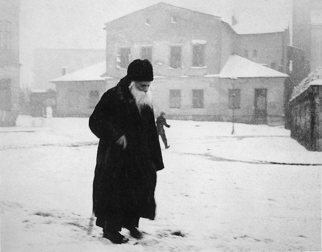 A square in Kazimierz, Kraków av Roman Vishniac
