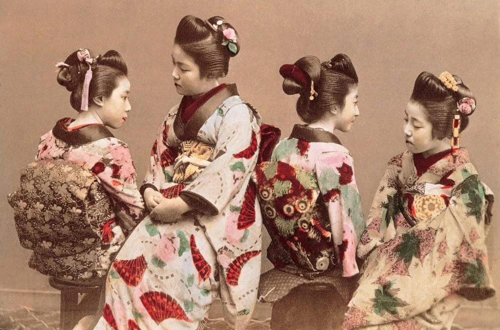 Japanske kvinner i tradisjonelle kostymer av Felice Beato, ca 1865