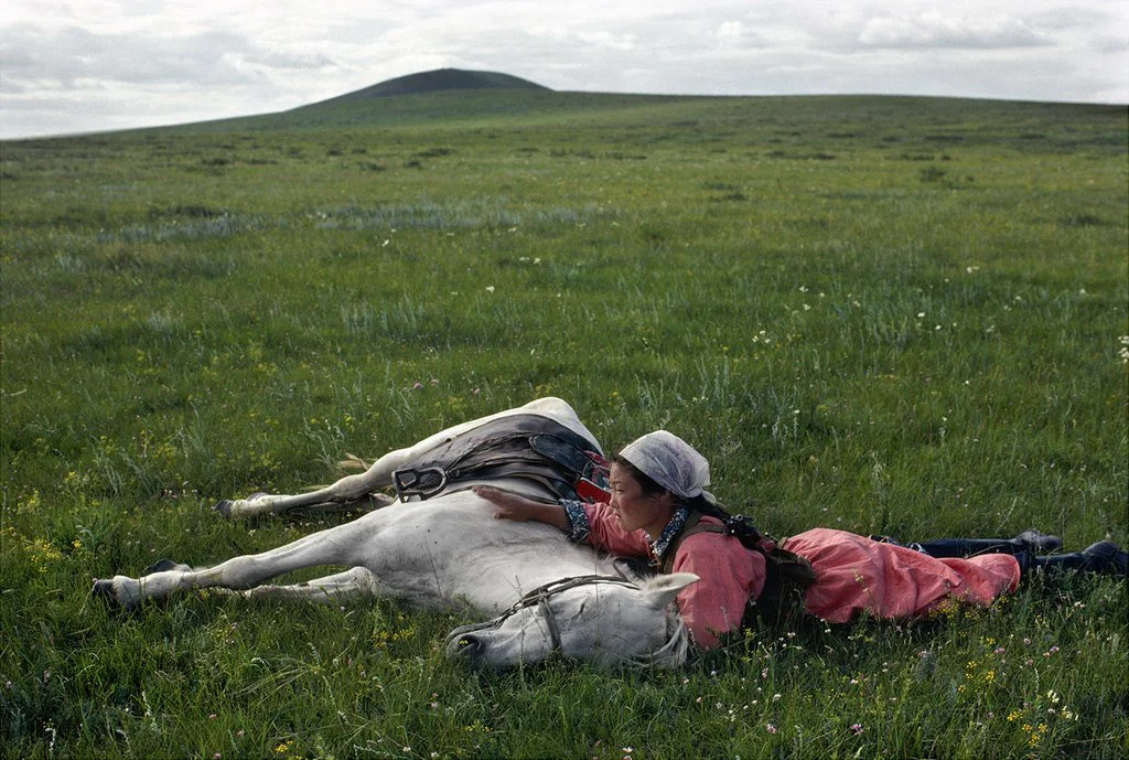 Horse training for the militia. Inner Mongolia. 1979. Foto: Eve Arnold