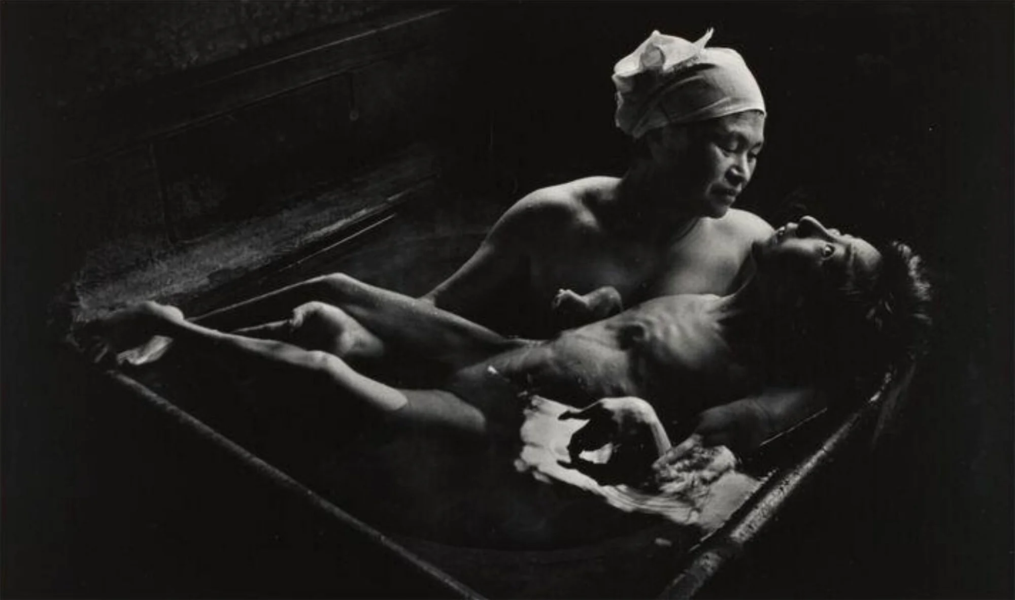 En mor bader sin funksjonshemmede datter