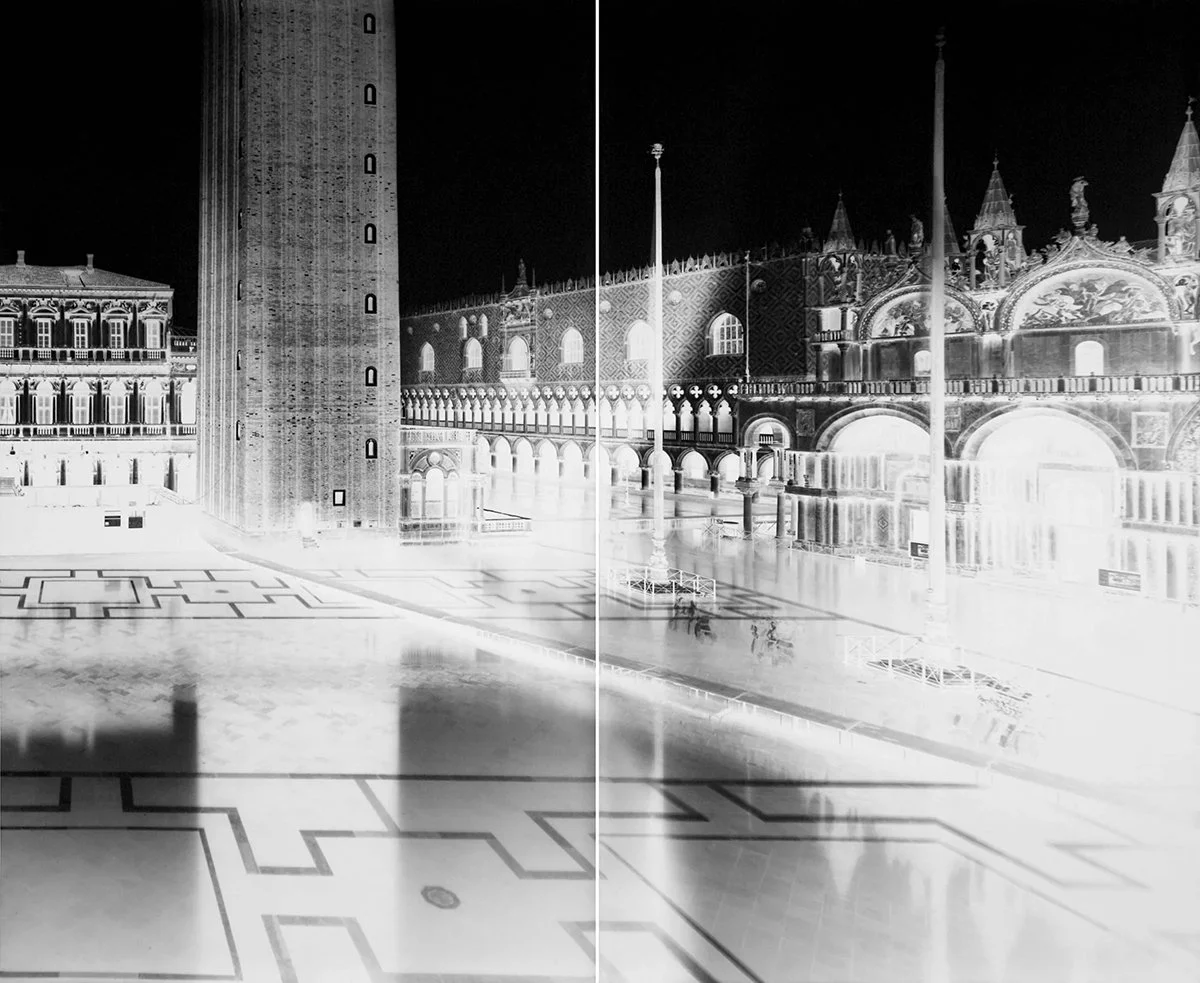 San Marco i Venezia satt sammen av to bilder som ser ut som negativer