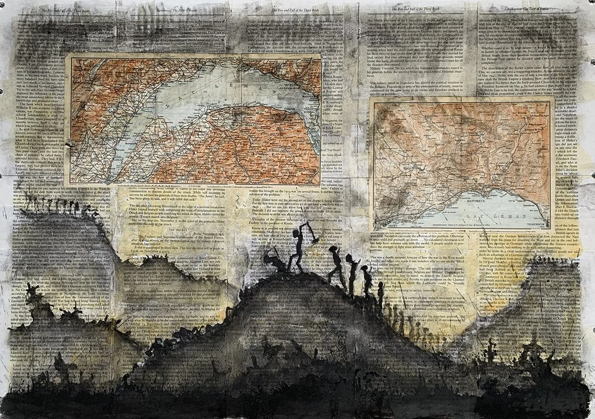 Collage med gamle kart og trykt tekst som bakgrunn, overlagt med mørke, silhuettaktige figurer som beveger seg over en forhøyning i forgrunnen