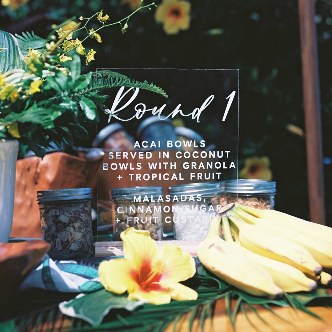 Rise and shine!  How about an a&ccedil;a&iacute; bowl served in a half a coconut shell for your breakfast after a long night of celebrating? 🙌
.
.
.
Planning + Design @coutureeventshawaii 
Calligraphy @alannahraecalligraphy
Floral Design @mandygrace