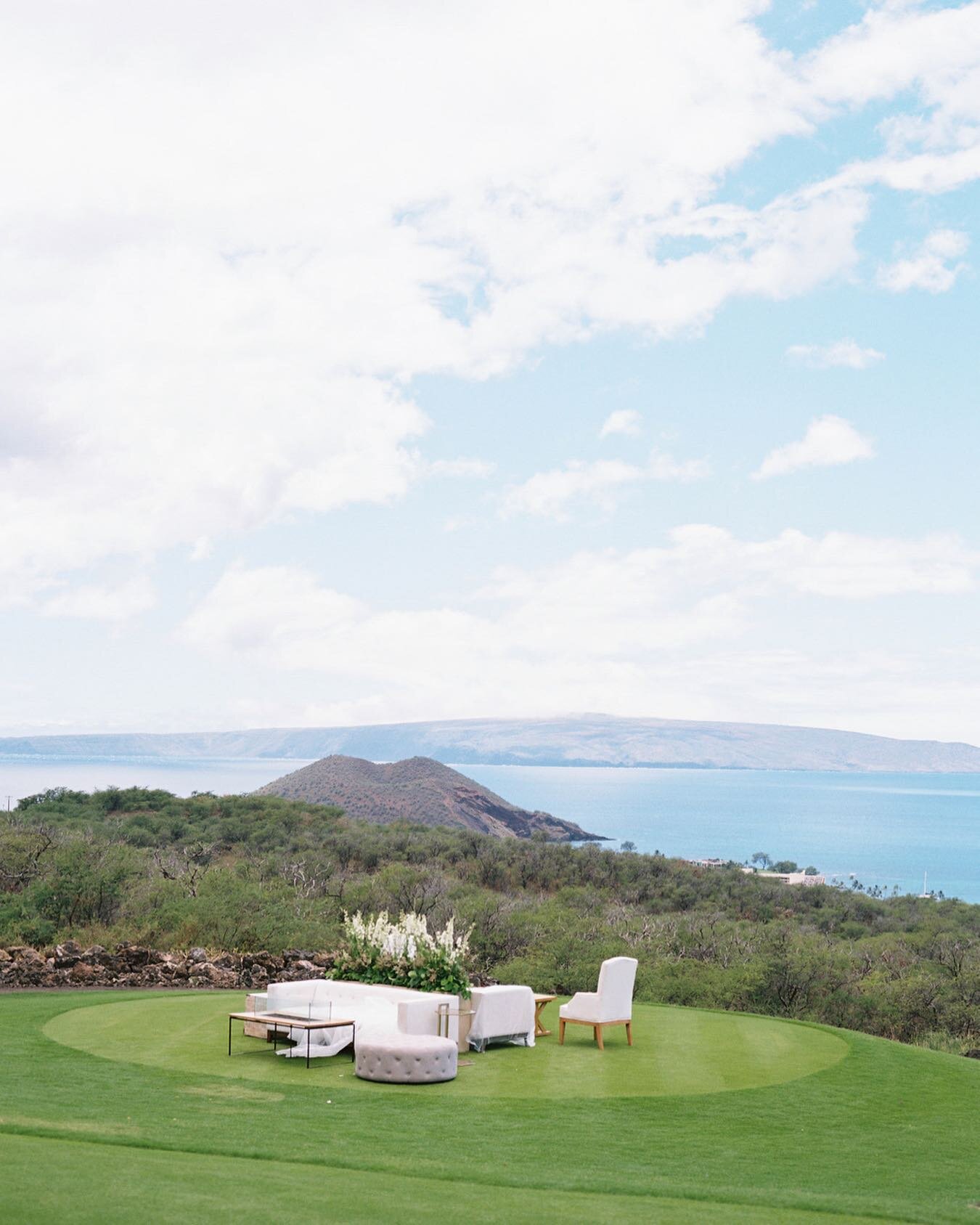 Sit back, relax, and allow us to serve you and your guests during cocktail hour. Lounges are taking it up a notch with the level of service during your &ldquo;happiest hour.&rdquo; 
.
.
.
Published in @brides 
Planning + Design @coutureeventshawaii 
