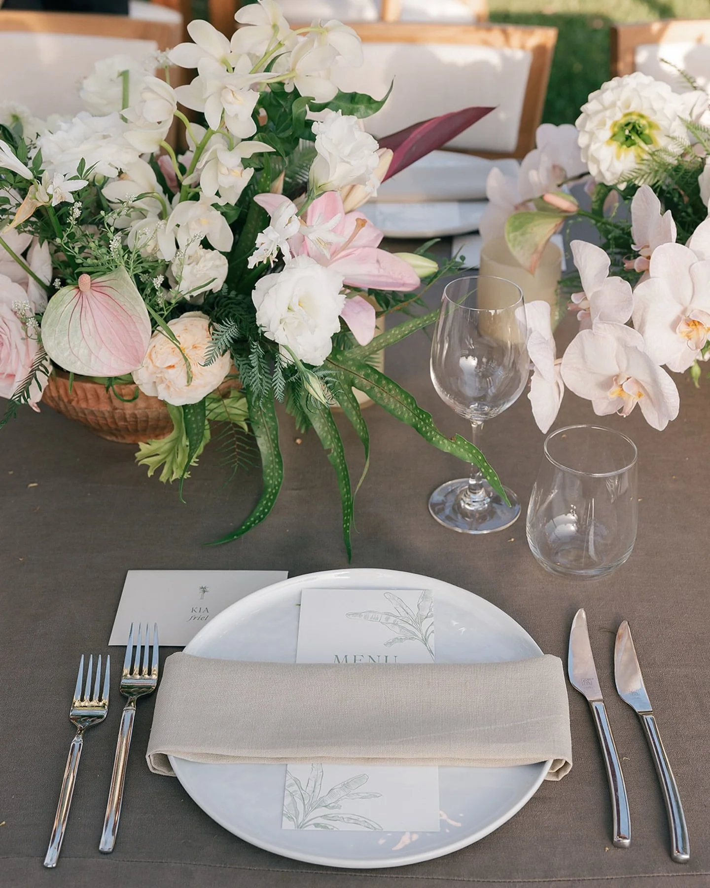 The table is where a wedding truly lives. Where all your loved ones gather, stories are shared, glasses are raised, and speeches bring us to tears. 🤍

Planning and Design: @coutureeventshawaii
Venue: @theolowaluplantationhouse
Florals:@mandygracedes