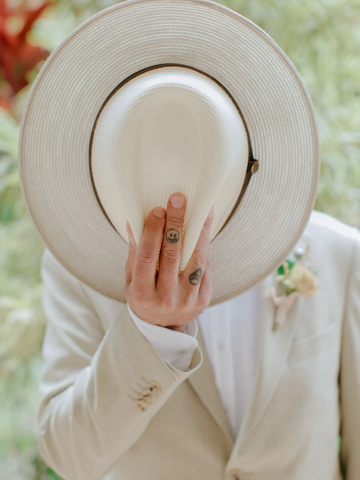 Where timeless details meet the rhythm of the ocean. ✨ From refined finishing touches to an oceanfront &ldquo;I do&rdquo; ending with fireworks dancing over the water!

Planning and Design: @coutureeventshawaii
Venue: @fsmaui @fsmauievents
Florals: @