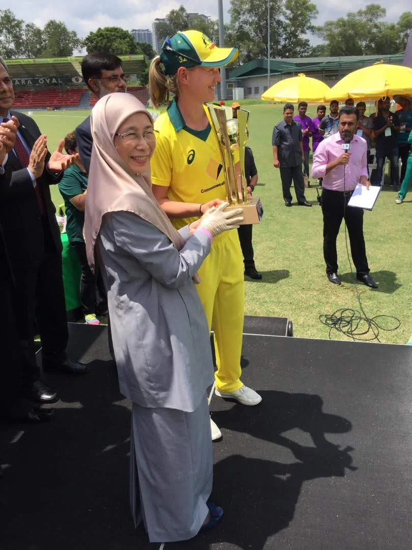 Australian captain meg lanning receives the T20 series throphy from deputy prime minister YB Seri Datin Dr. Wan Azizah