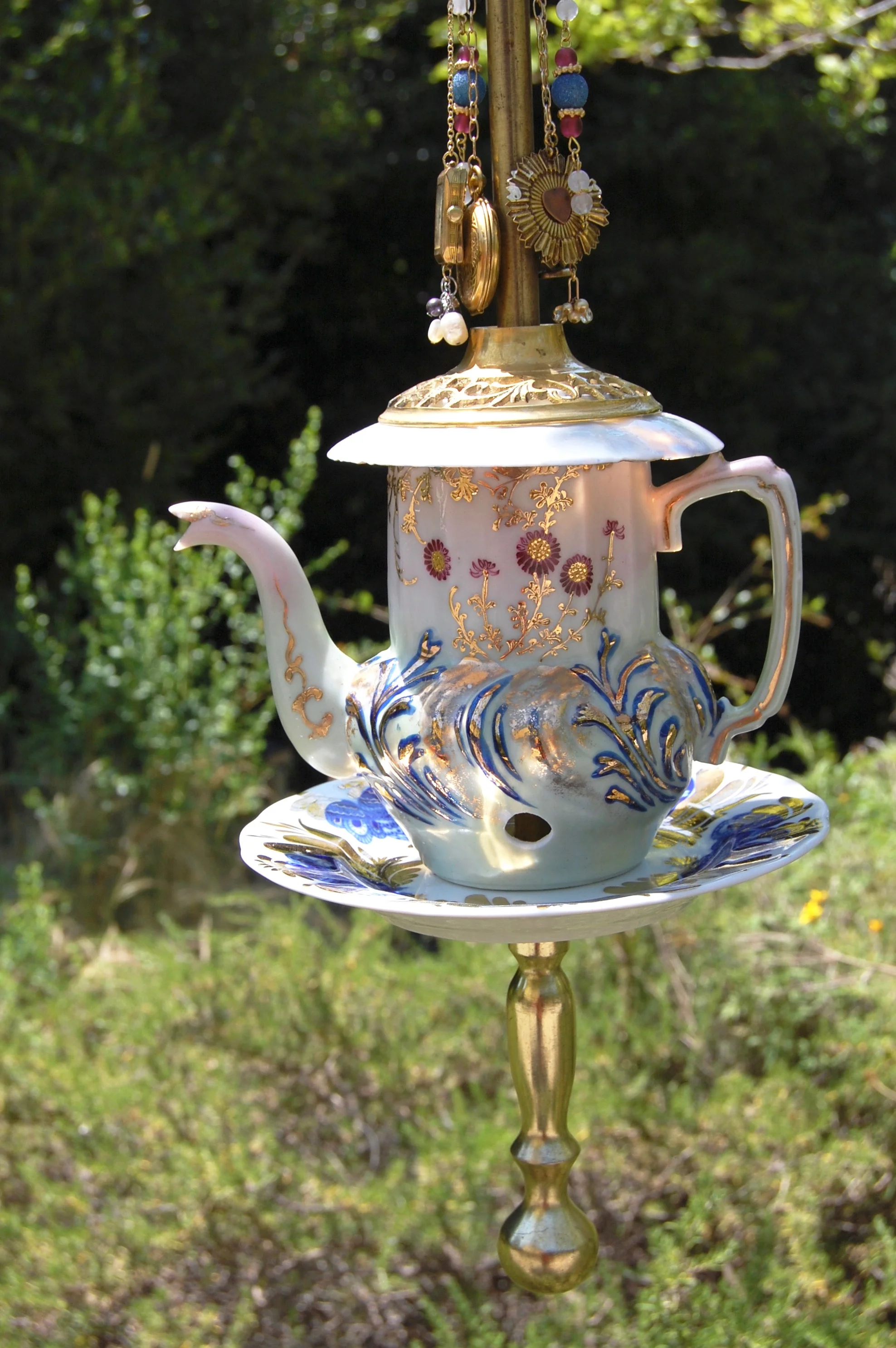 Russian-Tea-Zoom_Bird-Feeder_jac-designs.jpg