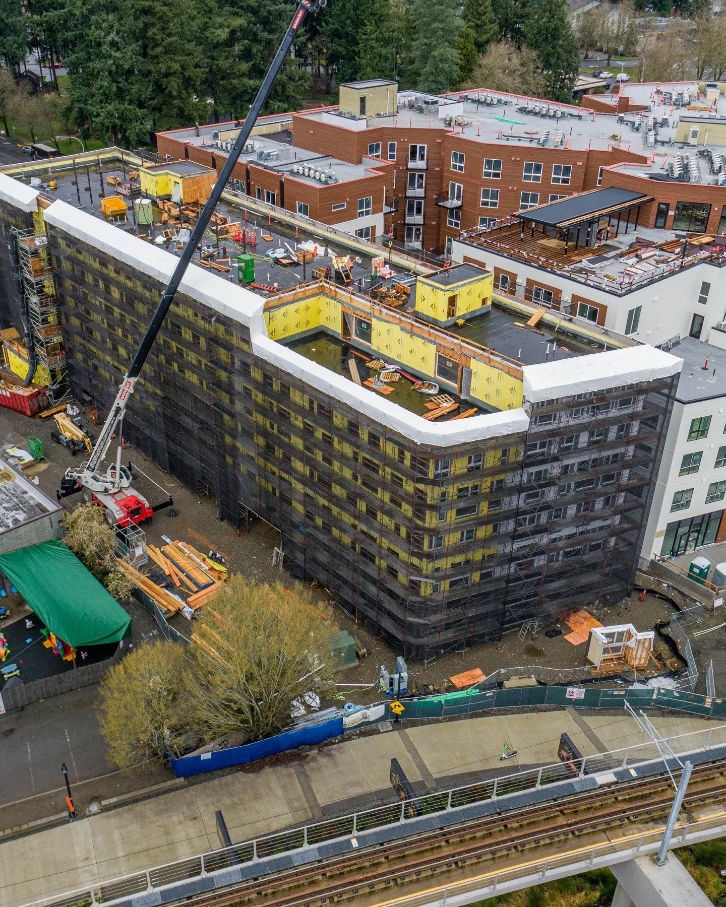 On site this week at @plymouthhousing Redmond supportive housing project, admiring the incredible work of our partners at @walshbuilds .

Nas and Michael visited as framing wraps up and roofing nears completion. A lot is going on all at once! Up next