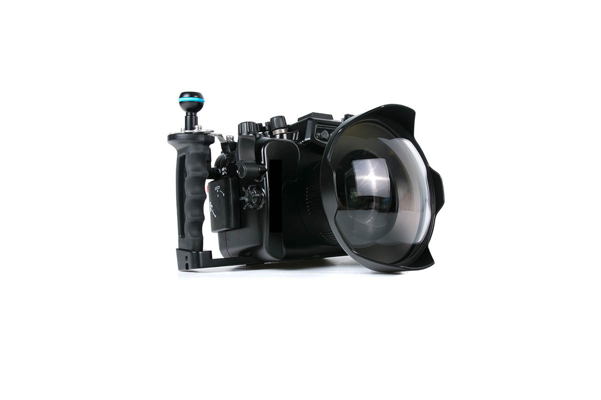 For our water shots we use a aquatech water housiung with 2 different ports for the lenses olympus 12 mm 2.0, sigma 16 mm 1.4 and sigma 18-35 mm 1.8. This housing is build for our Panasonic GH4.
