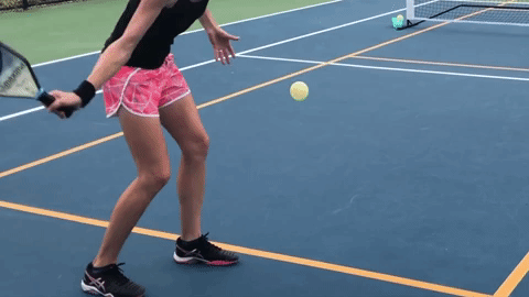 The left hip initiates the rotation as the paddle ‘lags’ behind. The separation of the hips and arm movement produces tension in the core which, when released, allows for easy power. Notice how stable the paddle face is through contact.