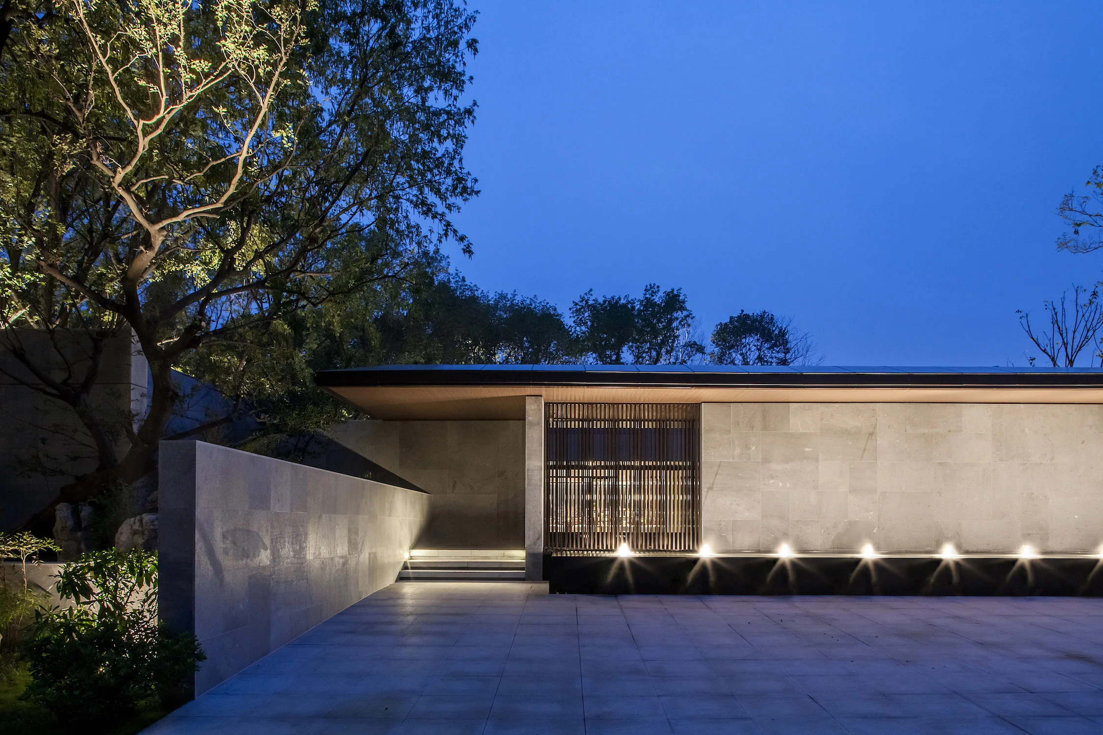 Used as a tea house to promote Chinese culture of tea drinking and calligraphy, the design utilized a quite zen esthetic to bring tranquility to the space. The program is divided into a tea lounge, a calligraphy room, and a restaurant.